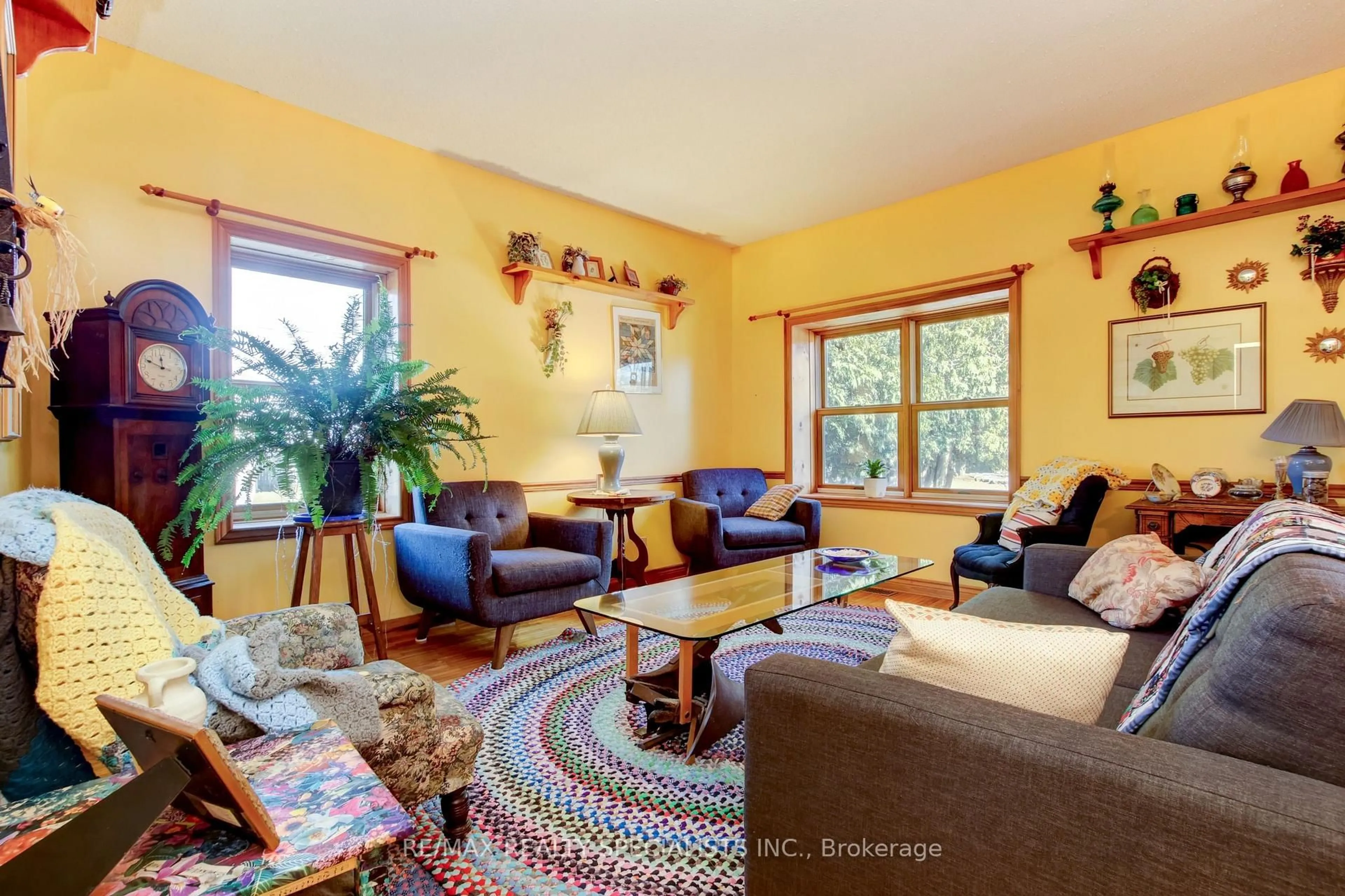 Living room with furniture, unknown for 1184 Bellview Cres, Burlington Ontario L7S 1E1