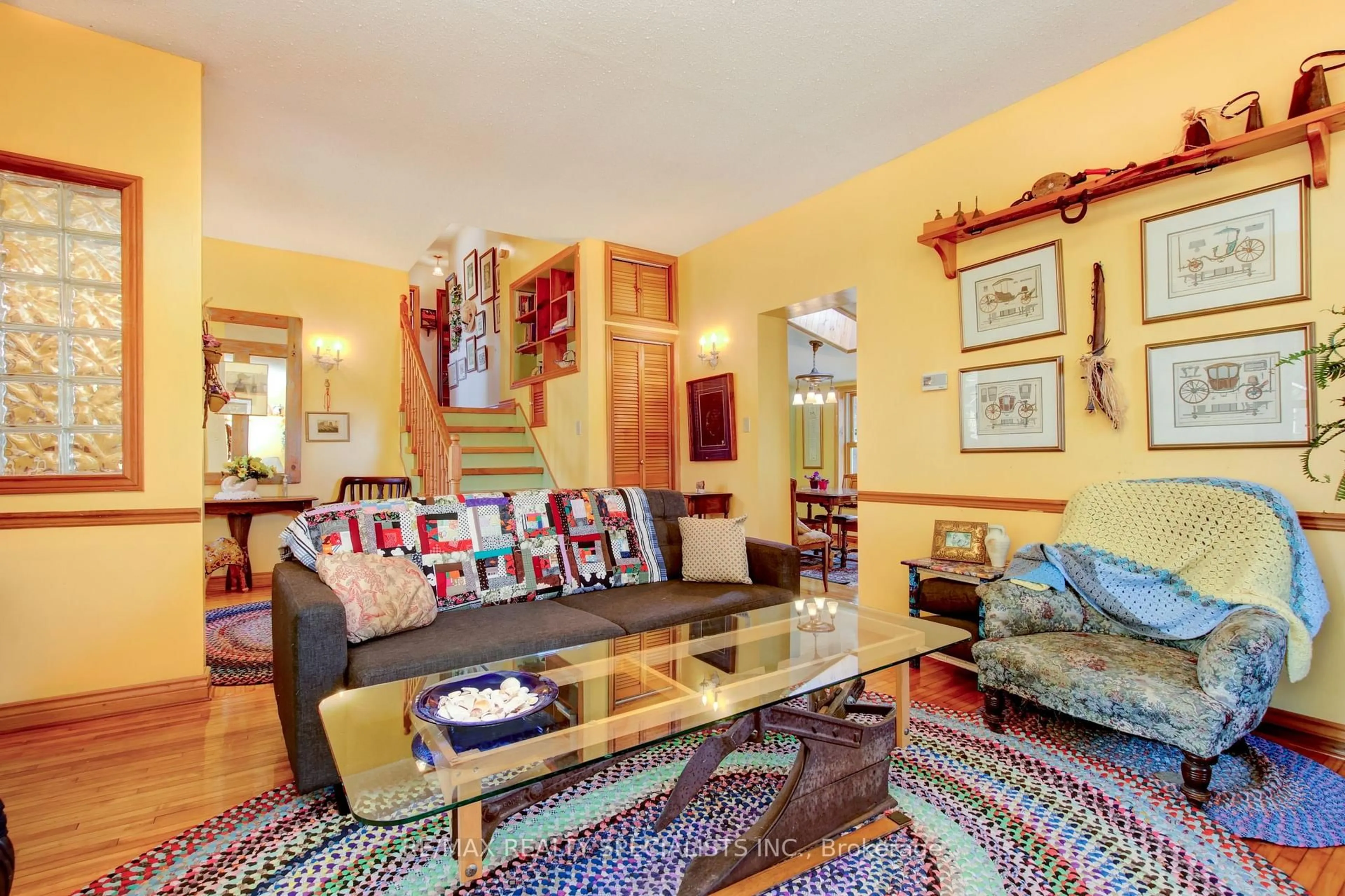 Living room with furniture, unknown for 1184 Bellview Cres, Burlington Ontario L7S 1E1