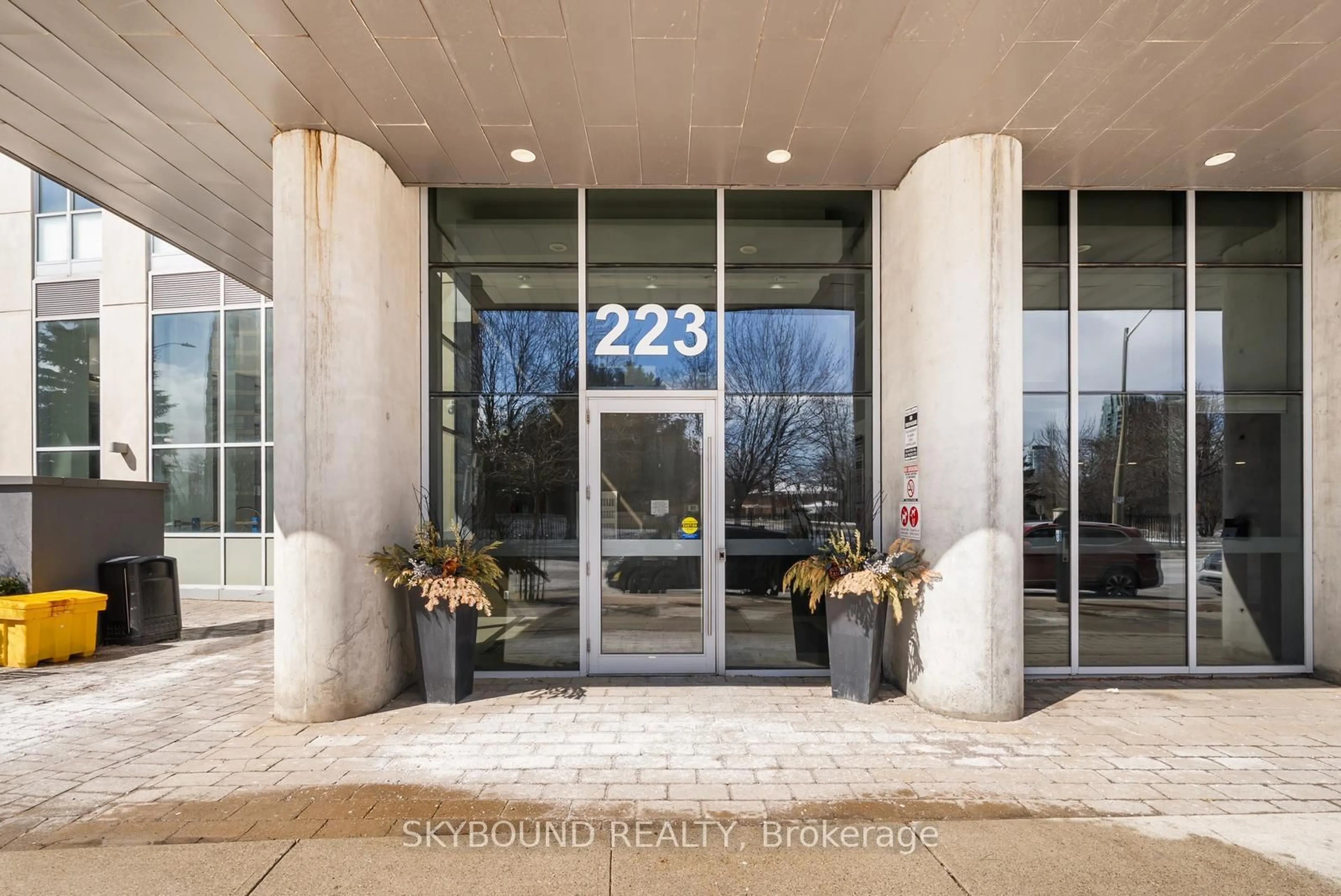 Indoor foyer for 223 Webb Dr #306, Mississauga Ontario L5B 0E8