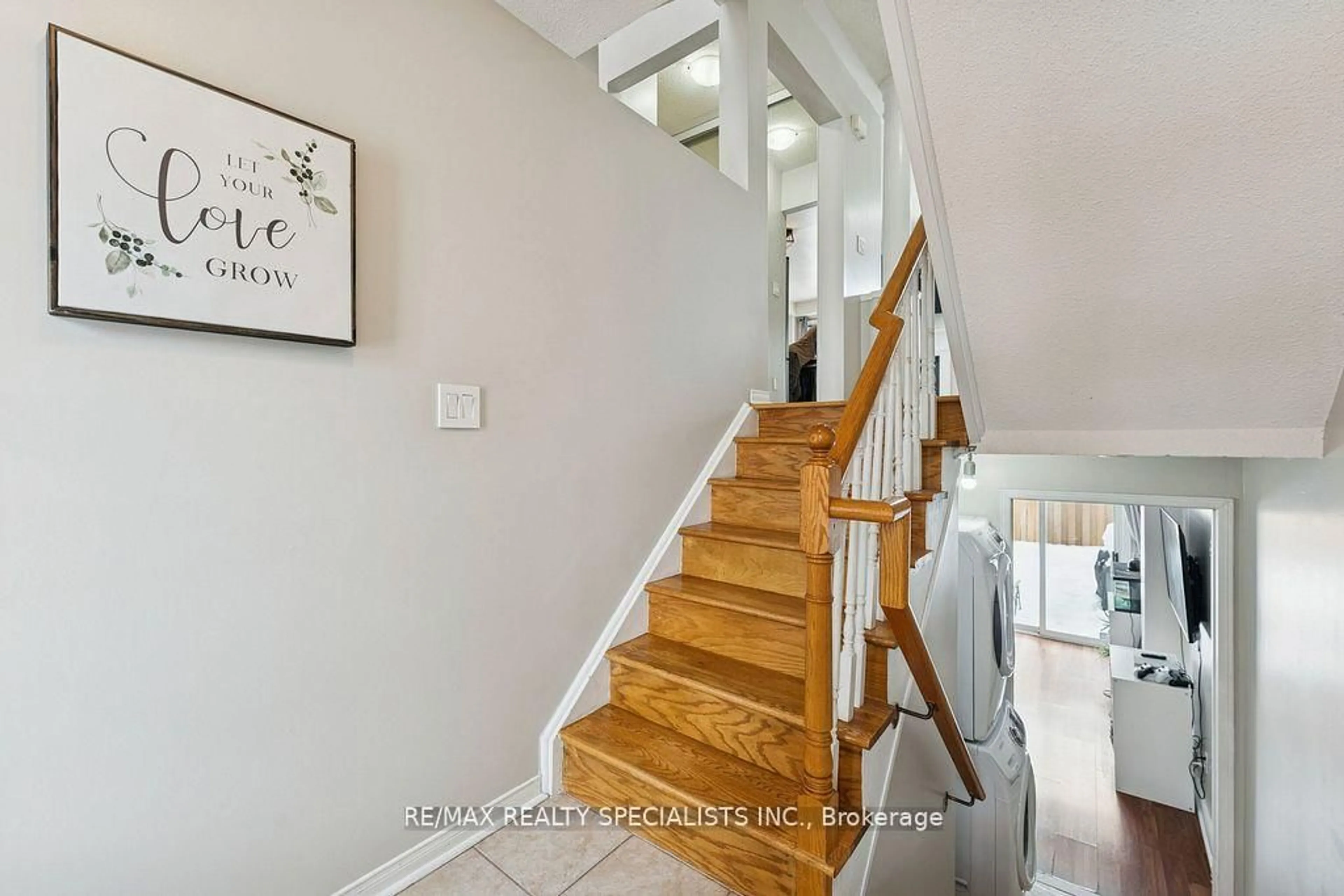 Indoor entryway for 57 Brickyard Way #51, Brampton Ontario L6V 4M3