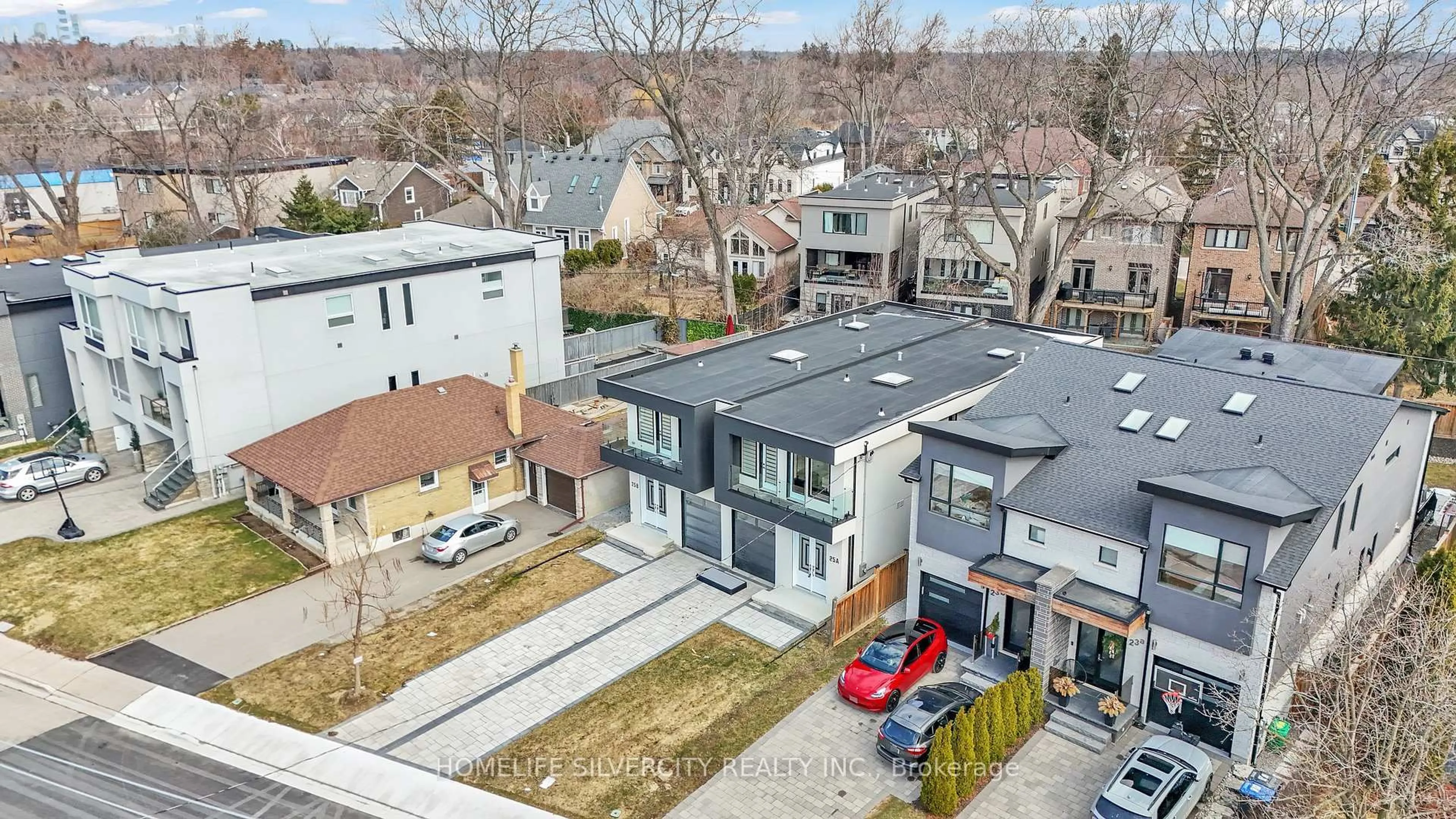 A pic from outside/outdoor area/front of a property/back of a property/a pic from drone, street for 25A Pine Ave, Mississauga Ontario L5H 2P9