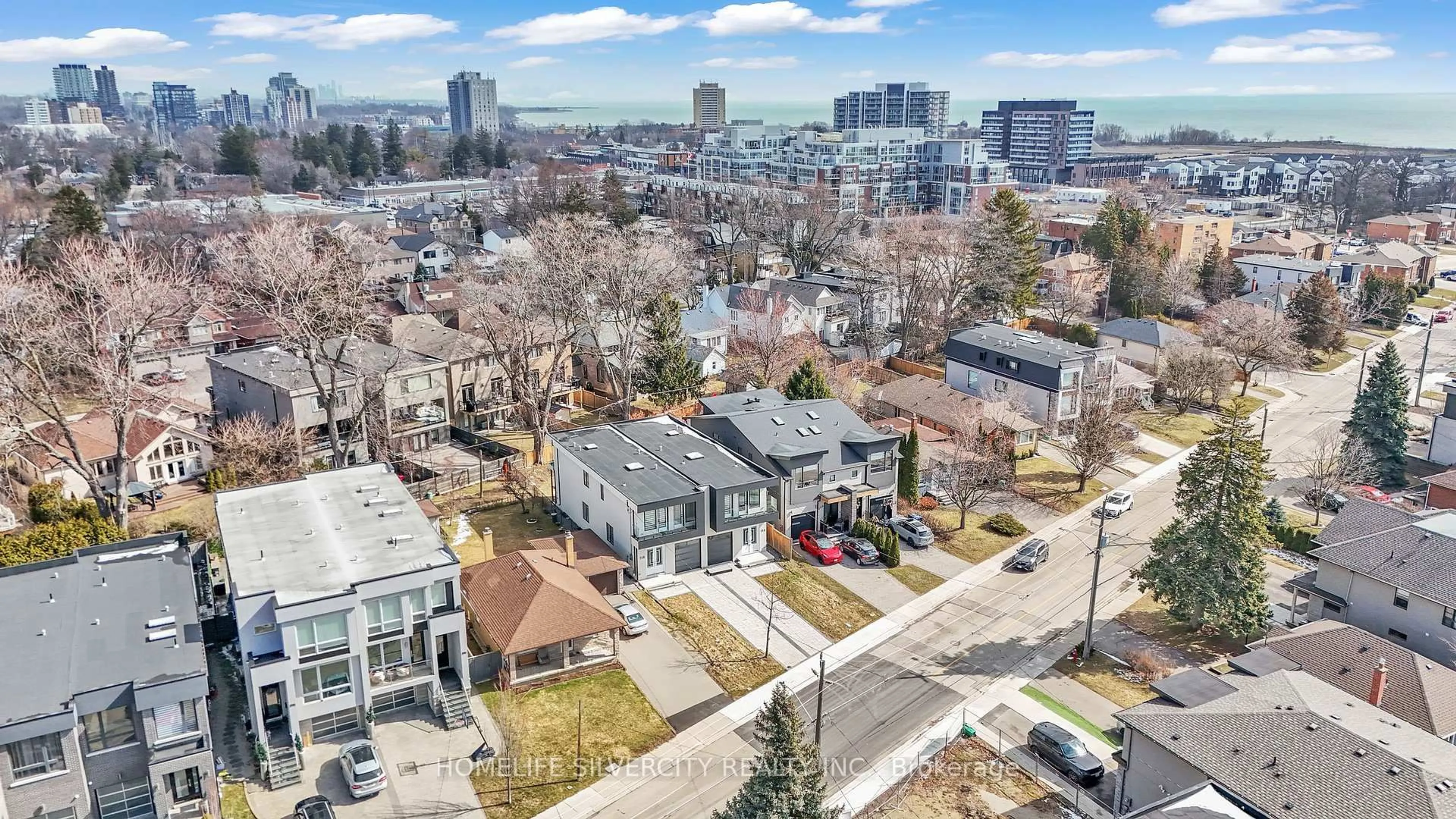 A pic from outside/outdoor area/front of a property/back of a property/a pic from drone, city buildings view from balcony for 25A Pine Ave, Mississauga Ontario L5H 2P9