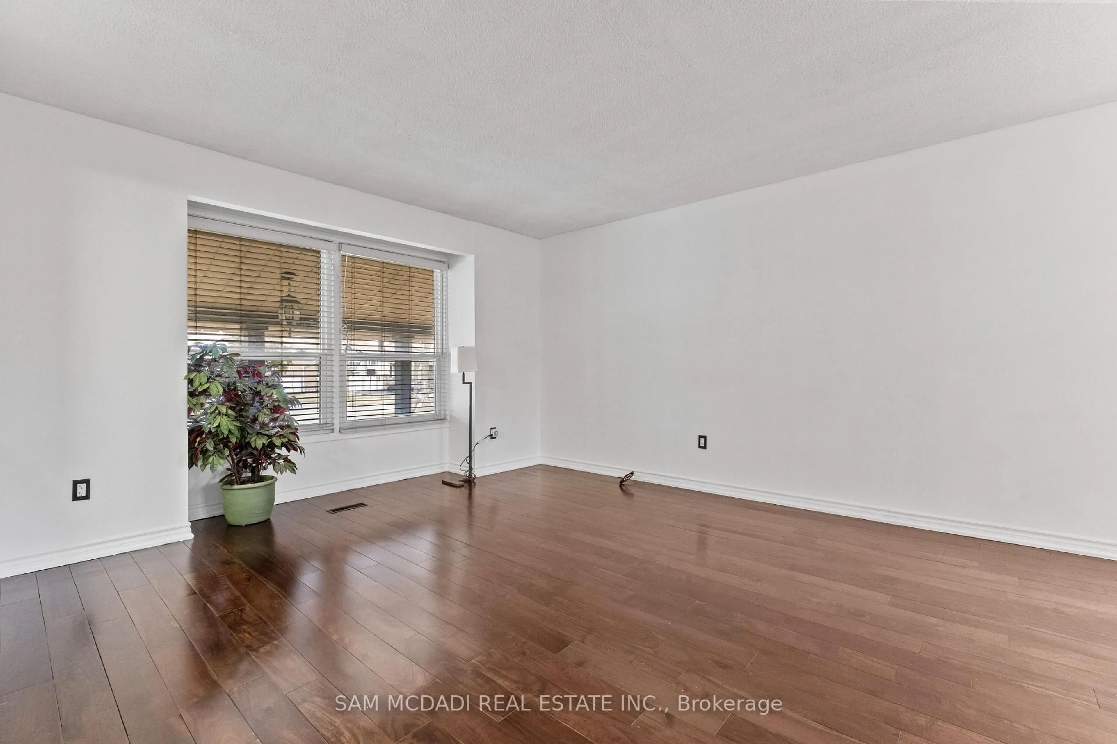 A pic of a room for 6085 Starfield Cres, Mississauga Ontario L5N 1X2