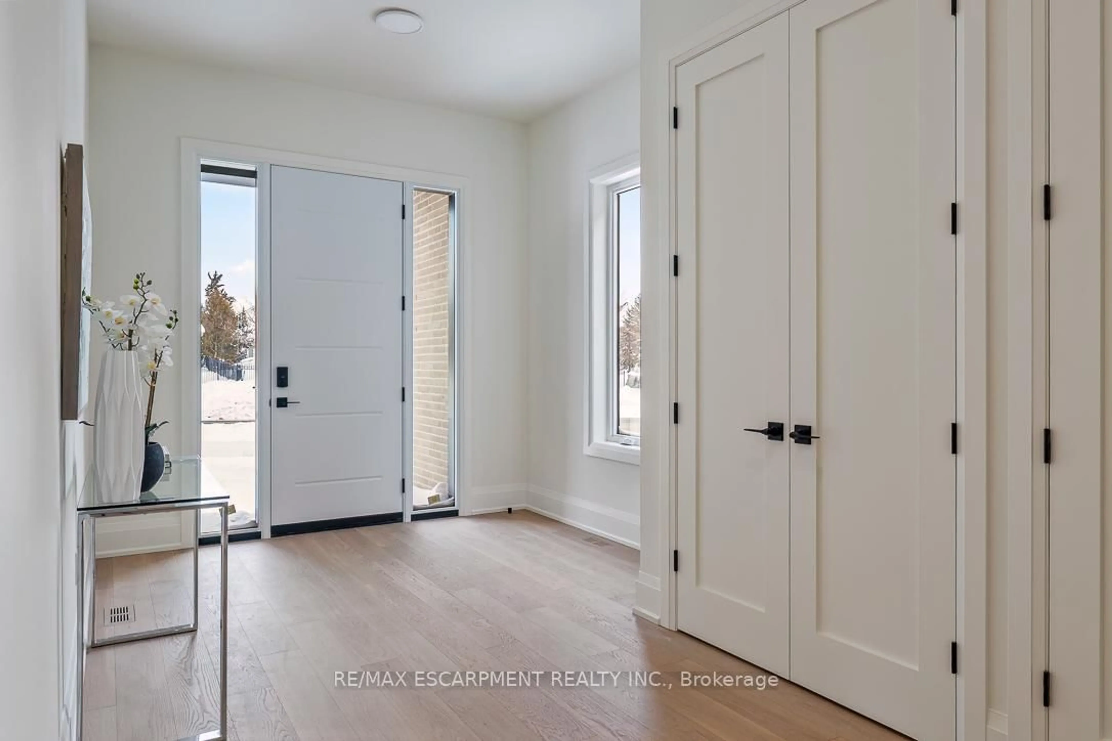 Indoor entryway for 2354 Eighth Line, Oakville Ontario L6H 7E6