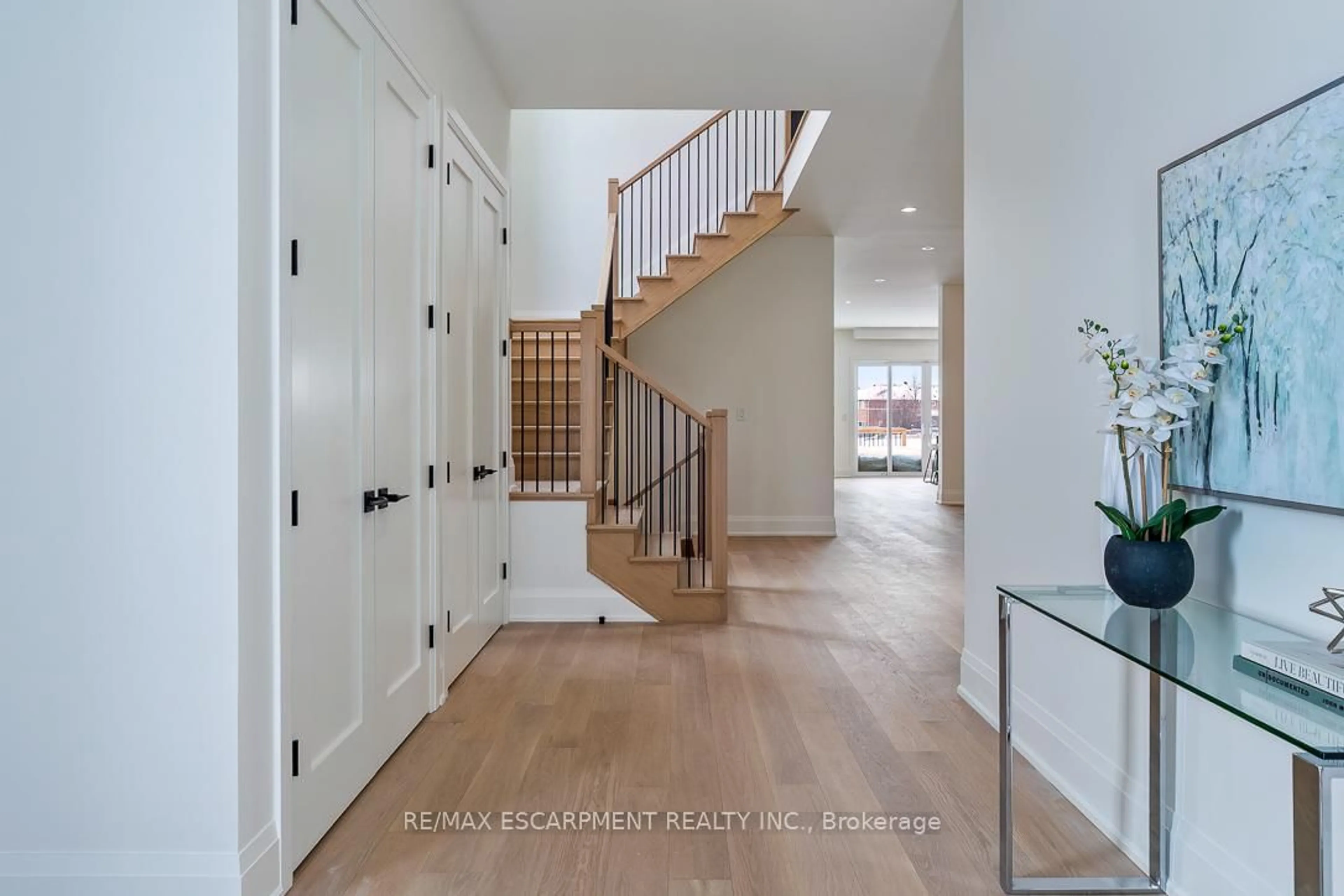 Indoor entryway for 2354 Eighth Line, Oakville Ontario L6H 7E6