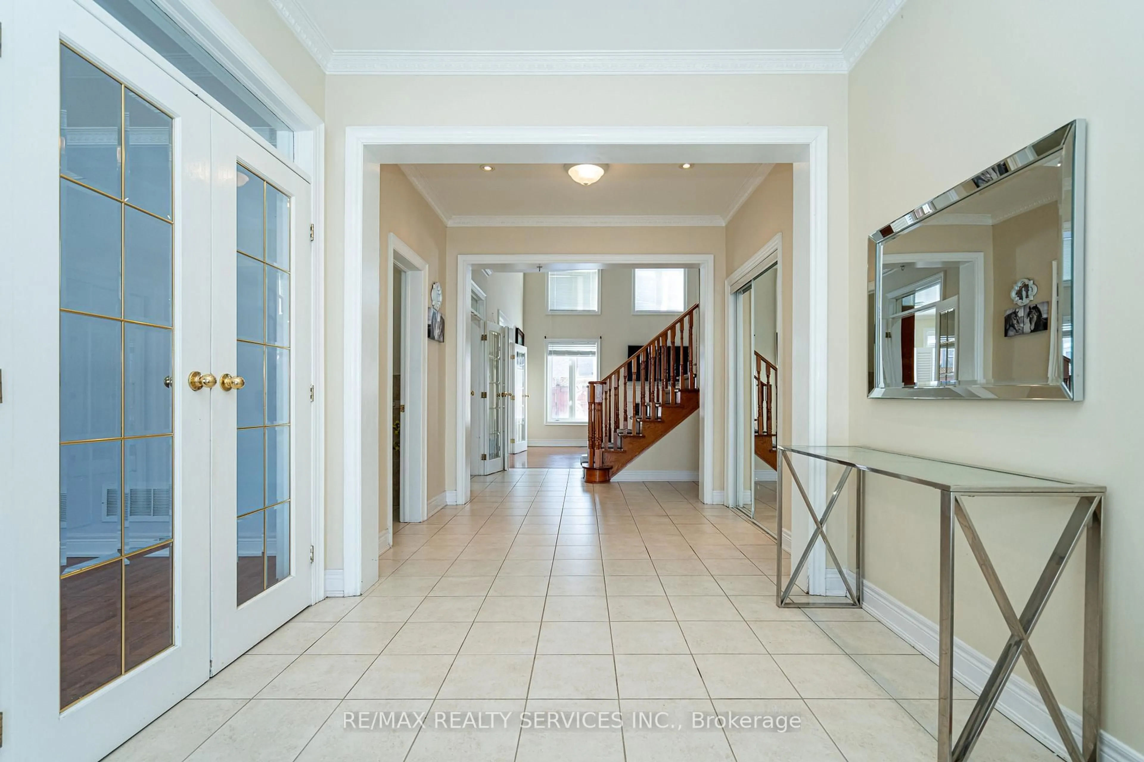 Indoor foyer for 52 Mount Royal Circ, Brampton Ontario L6P 2K4