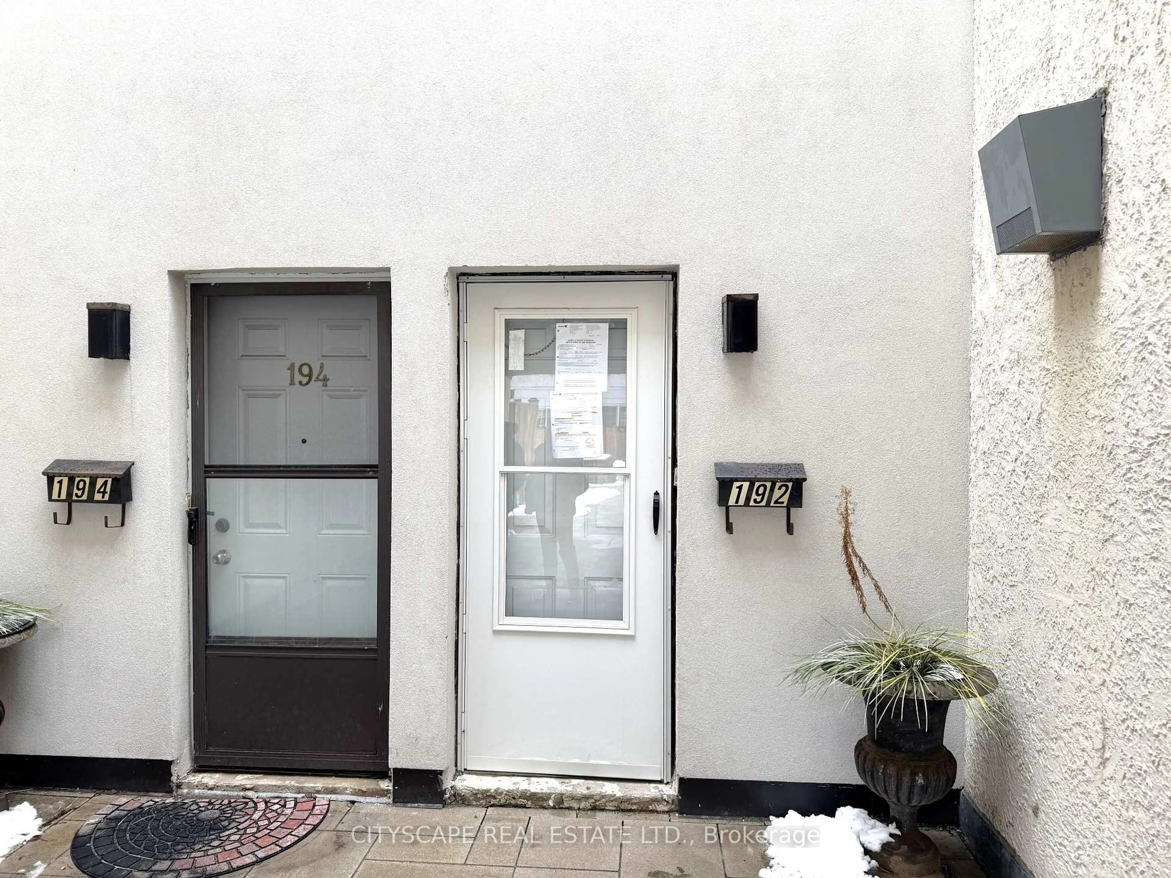 Indoor entryway for 1055 Dundas St #192, Mississauga Ontario L4Y 3X6