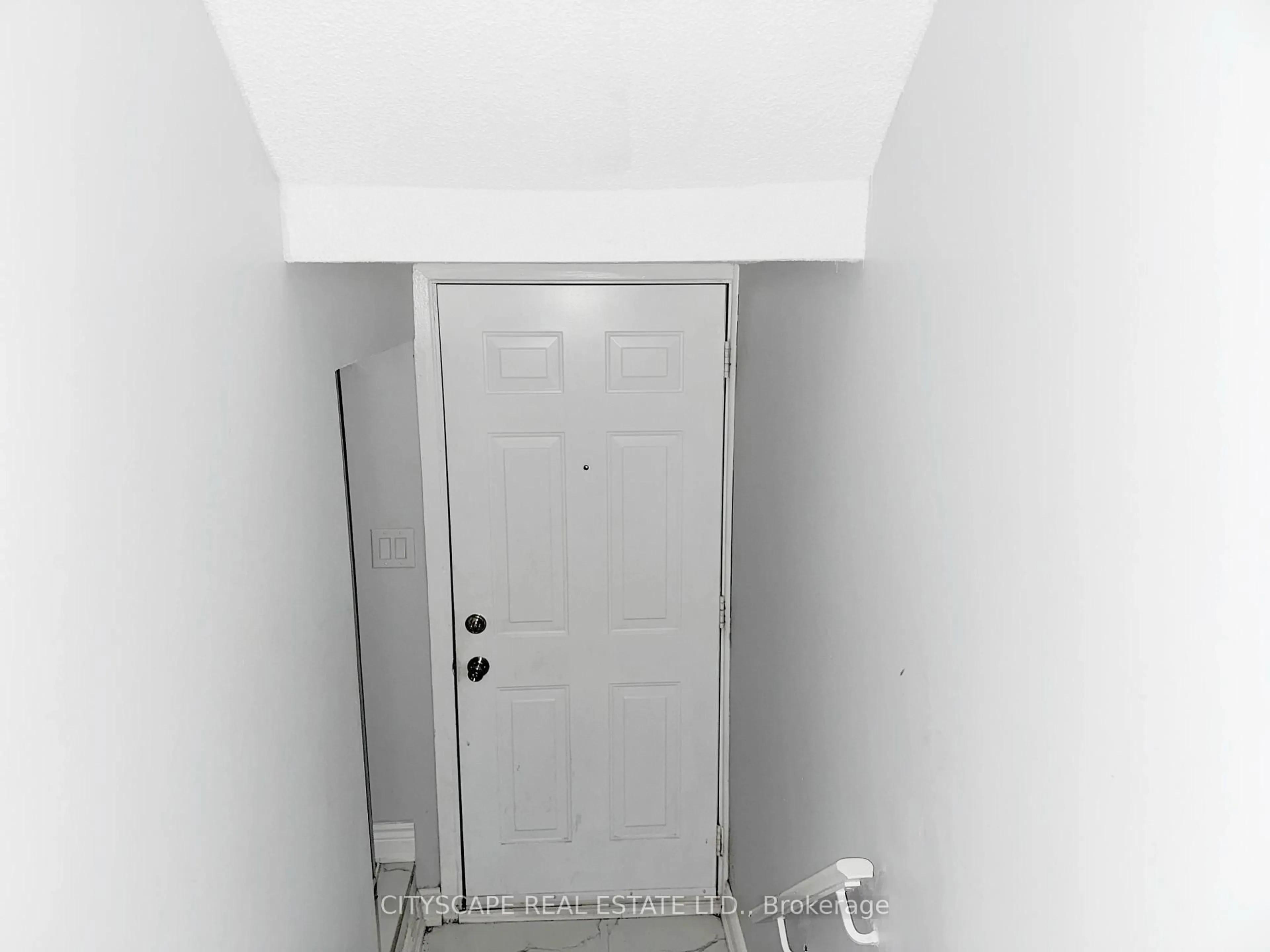 Indoor entryway for 1055 Dundas St #192, Mississauga Ontario L4Y 3X6