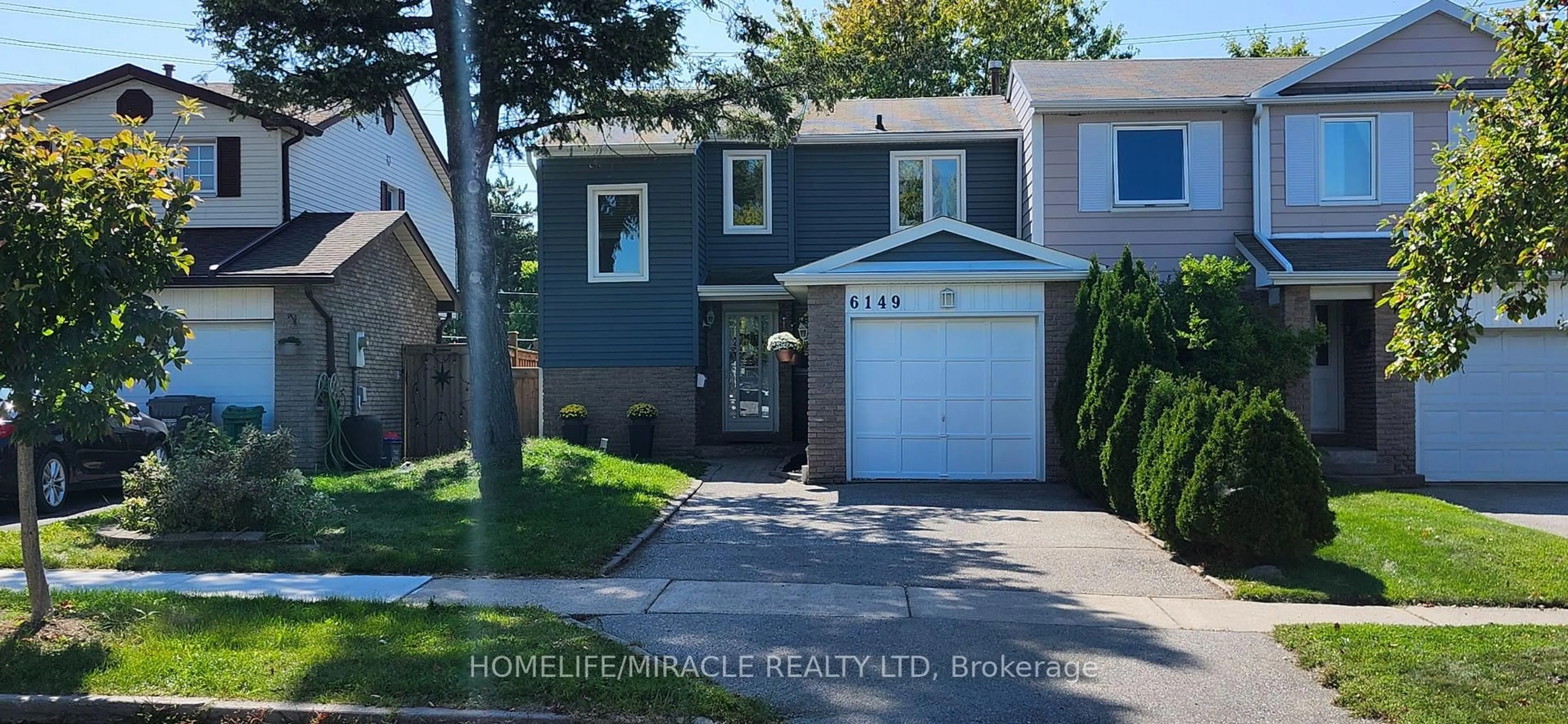 Home with vinyl exterior material, street for 6149 Starfield Cres, Mississauga Ontario L5N 1X2