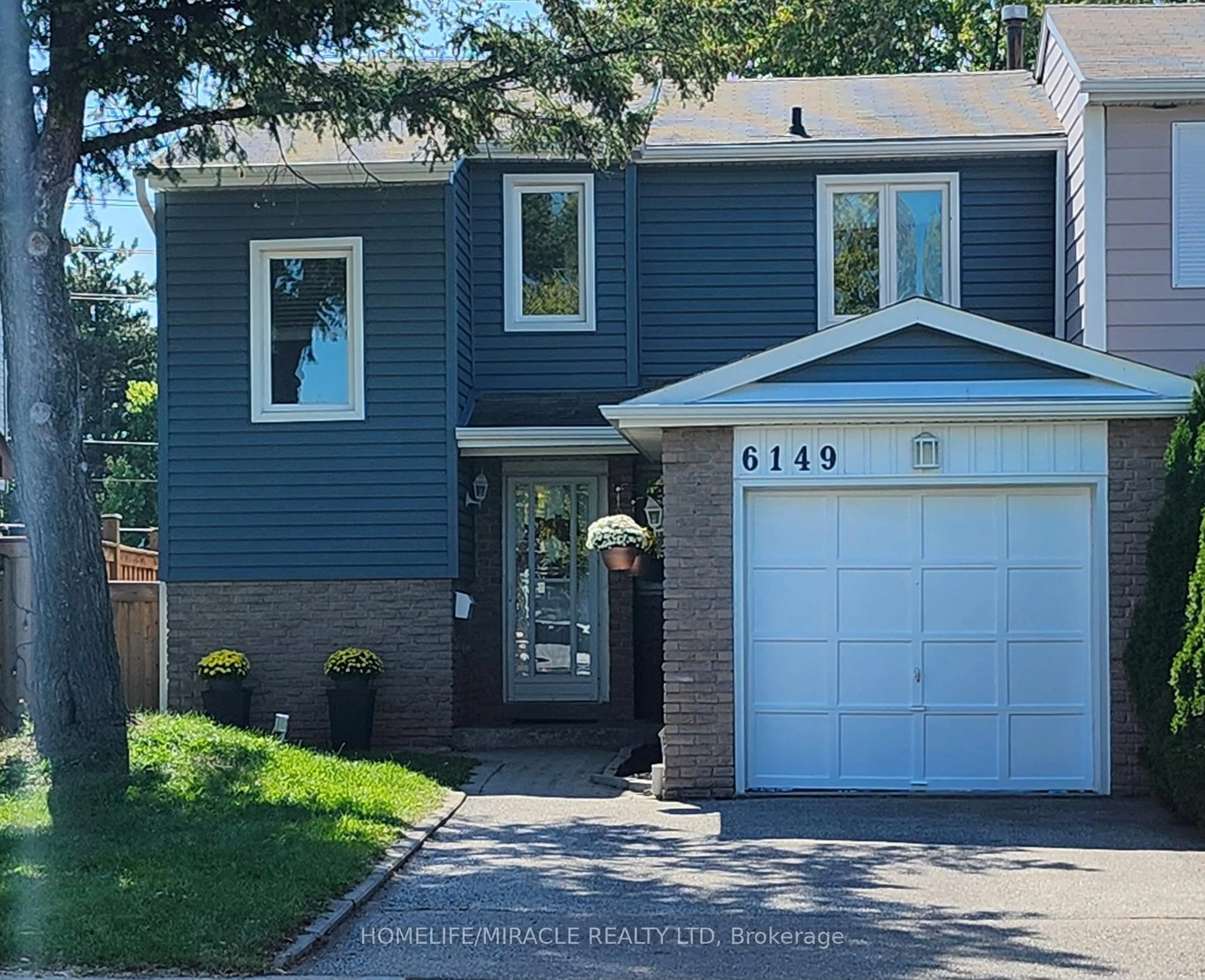 Home with vinyl exterior material, street for 6149 Starfield Cres, Mississauga Ontario L5N 1X2