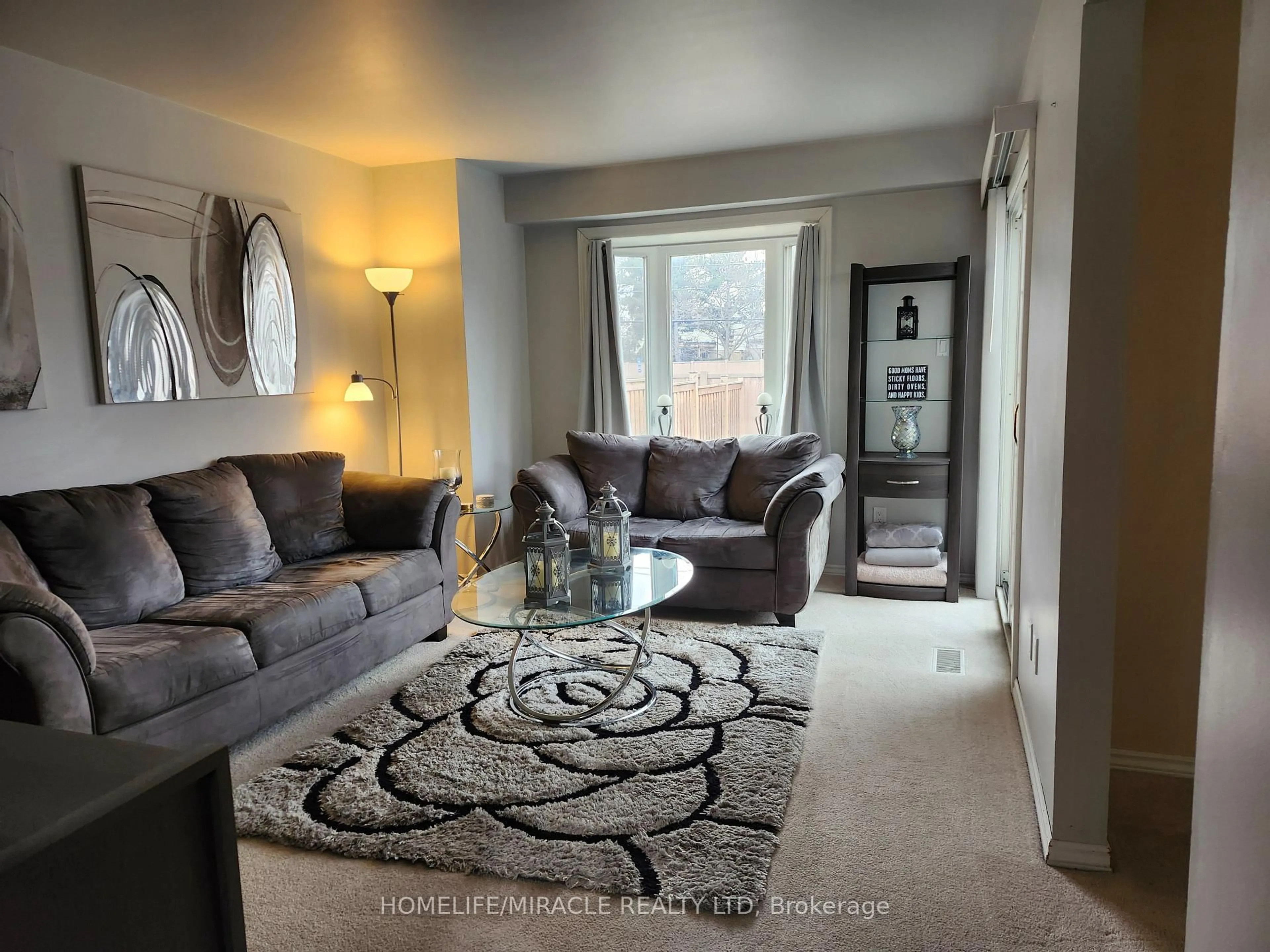 Living room with furniture, carpet floor for 6149 Starfield Cres, Mississauga Ontario L5N 1X2