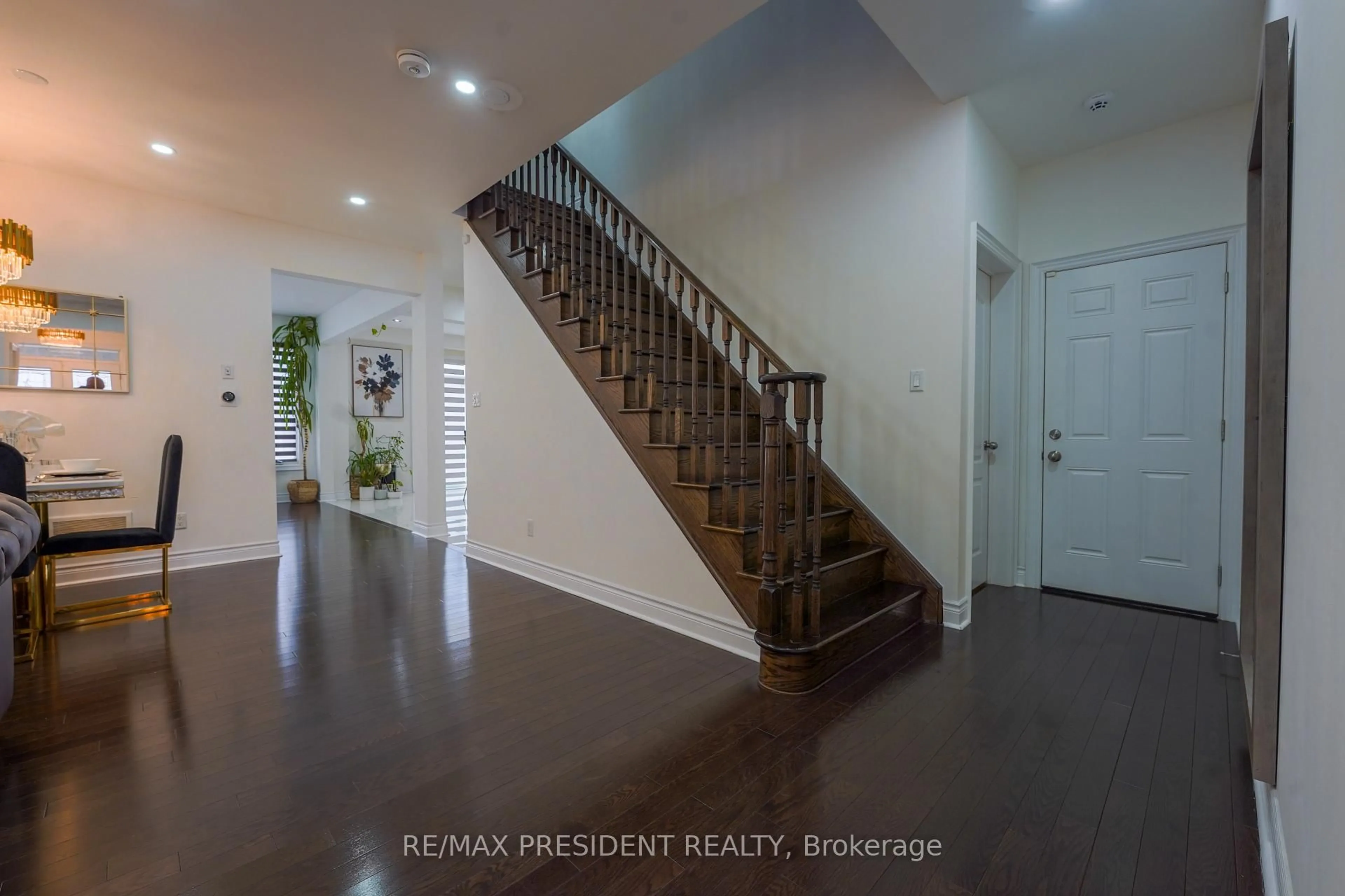 Indoor entryway for 16 Bassett Cres, Brampton Ontario L6X 5G2