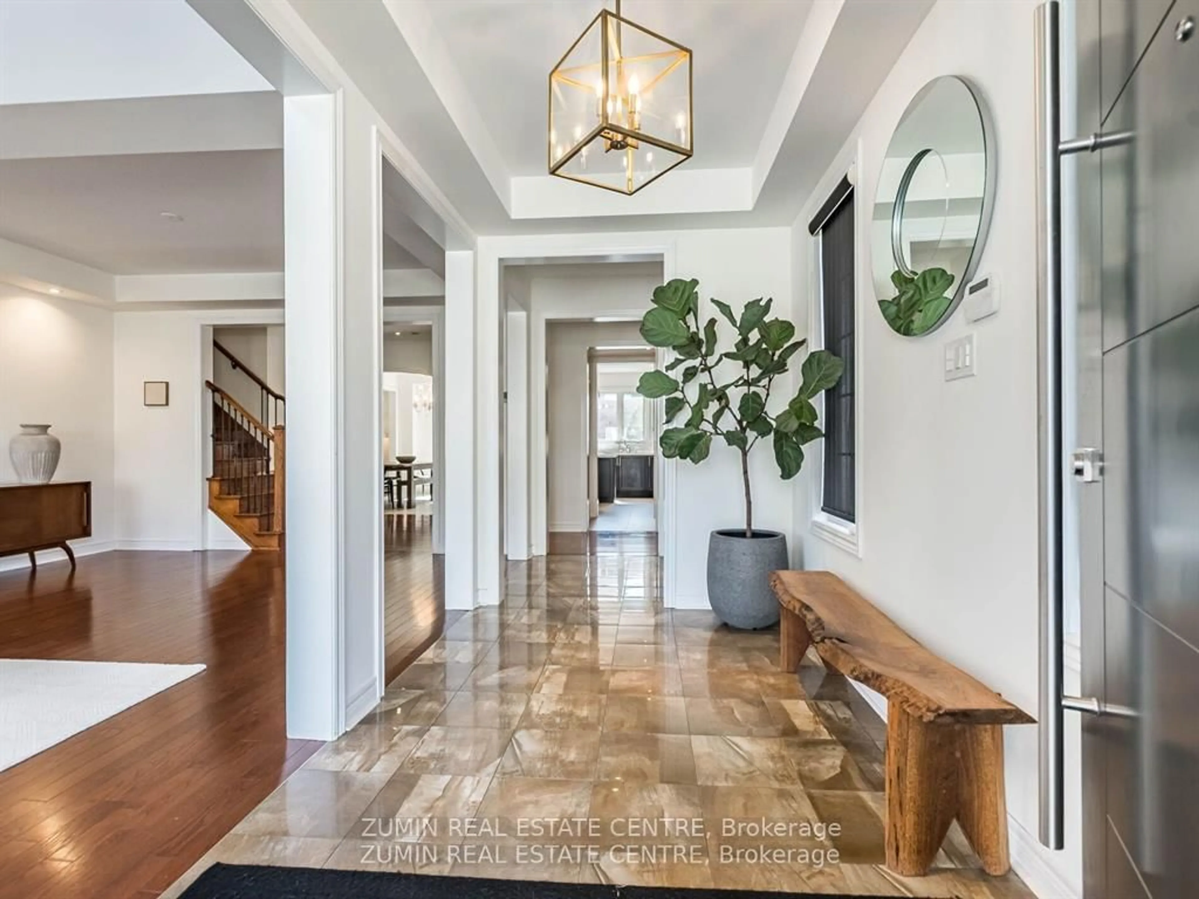 Indoor entryway for 15 Garryoaks Dr, Brampton Ontario L6P 3E2