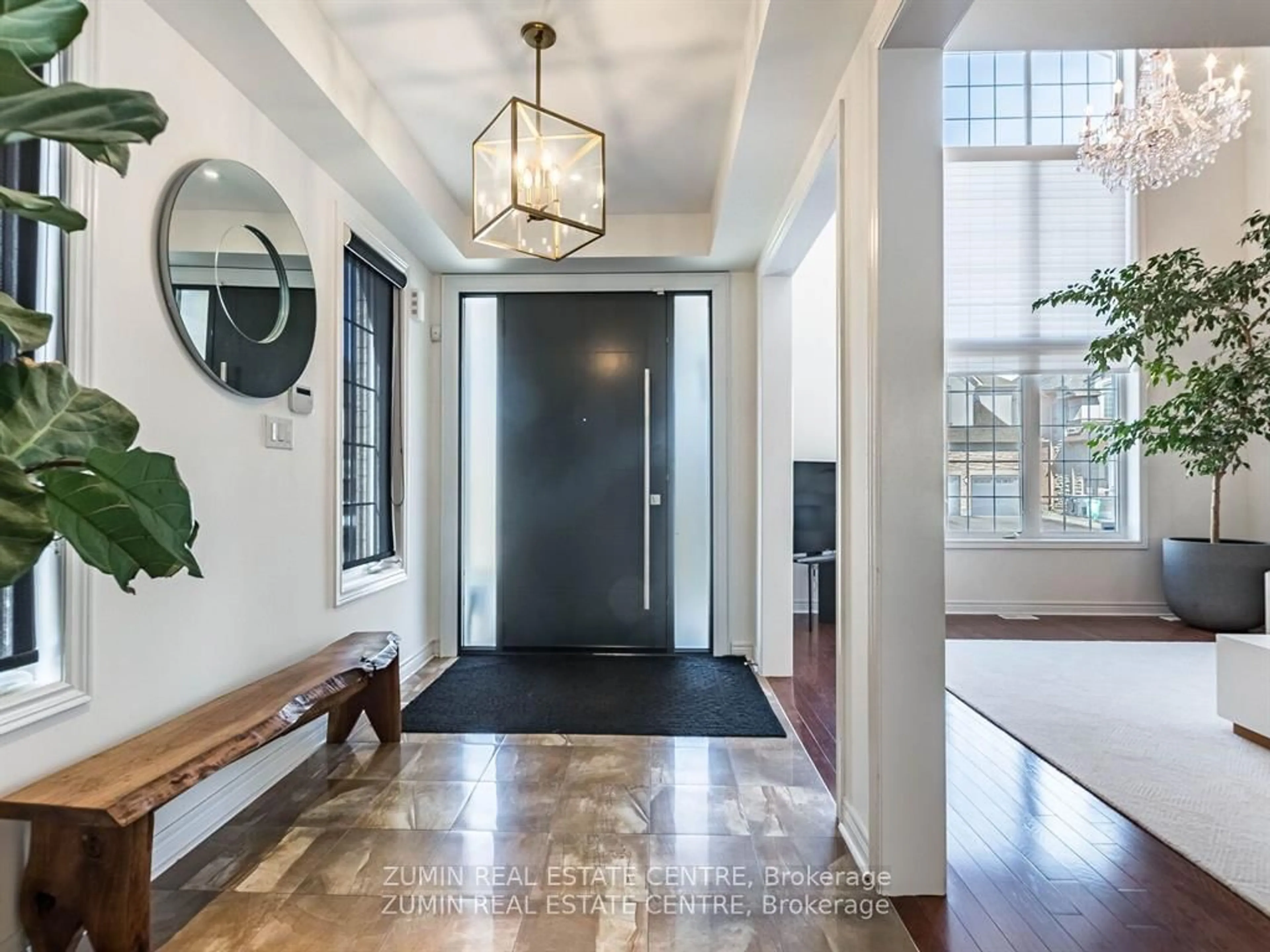 Indoor entryway for 15 Garryoaks Dr, Brampton Ontario L6P 3E2