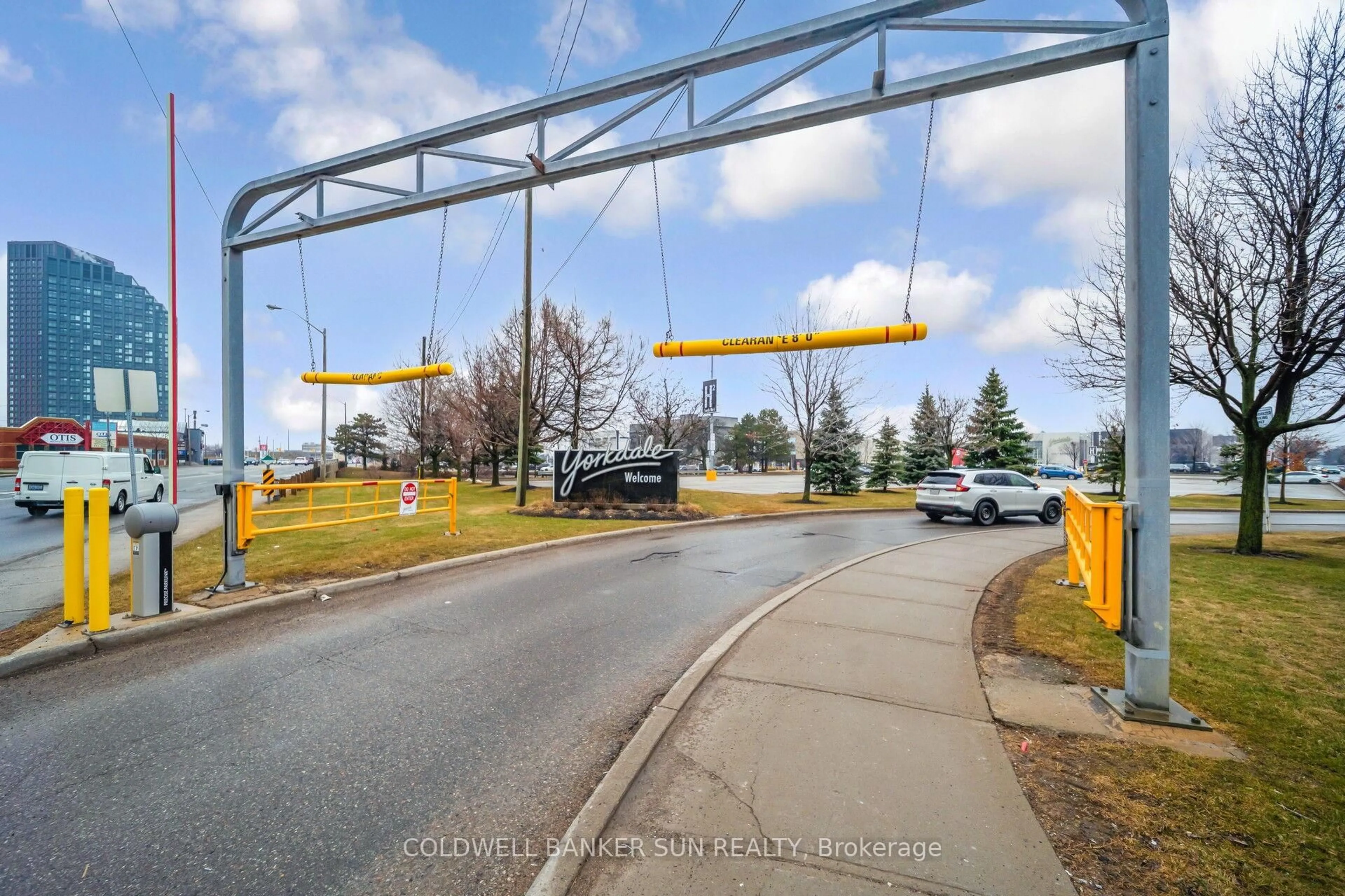 Blurry image for 16 Mcadam Ave #413, Toronto Ontario M6A 0B9