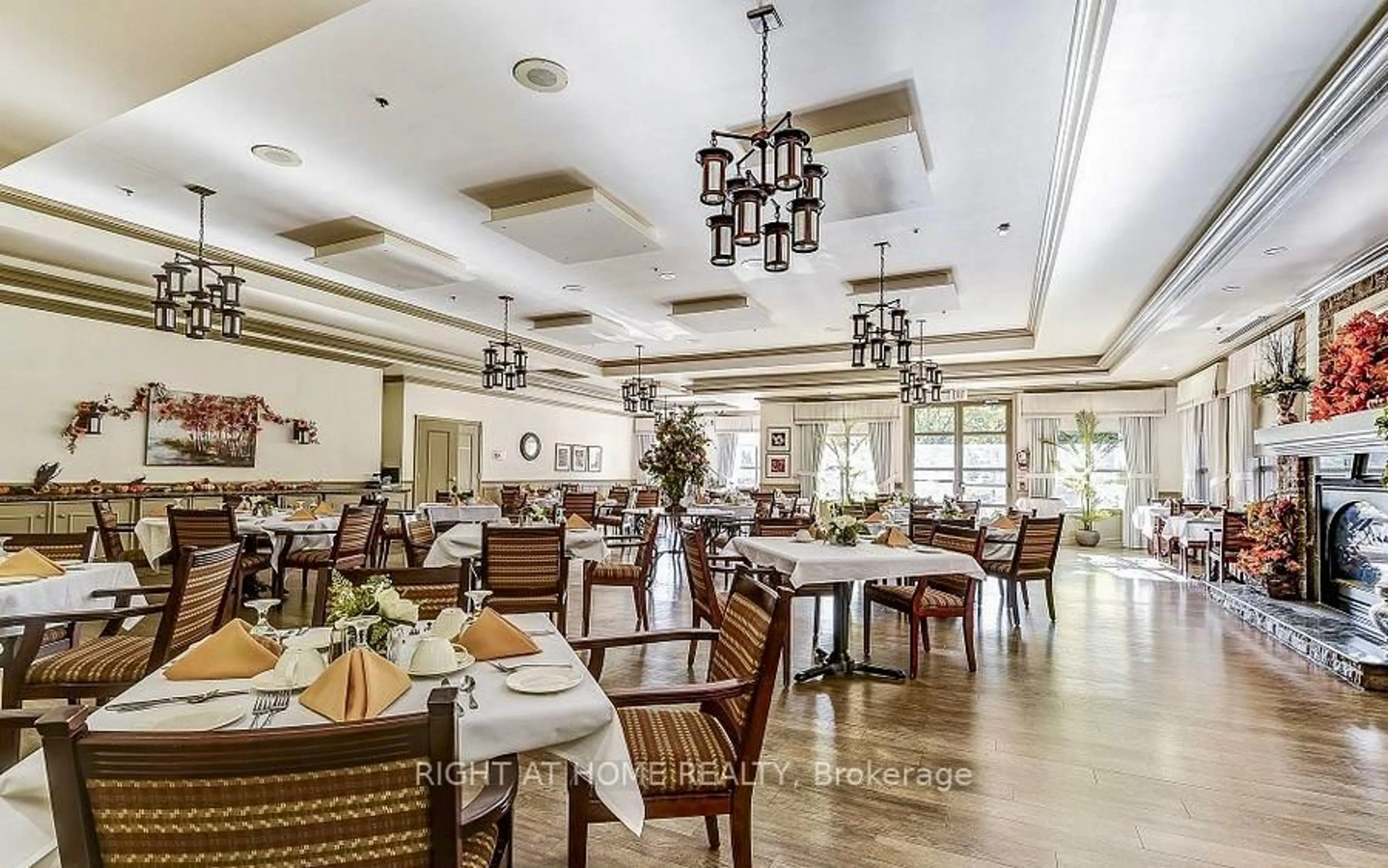 Dining room, unknown for 100 Burloak Dr #2406, Burlington Ontario L7L 6P6