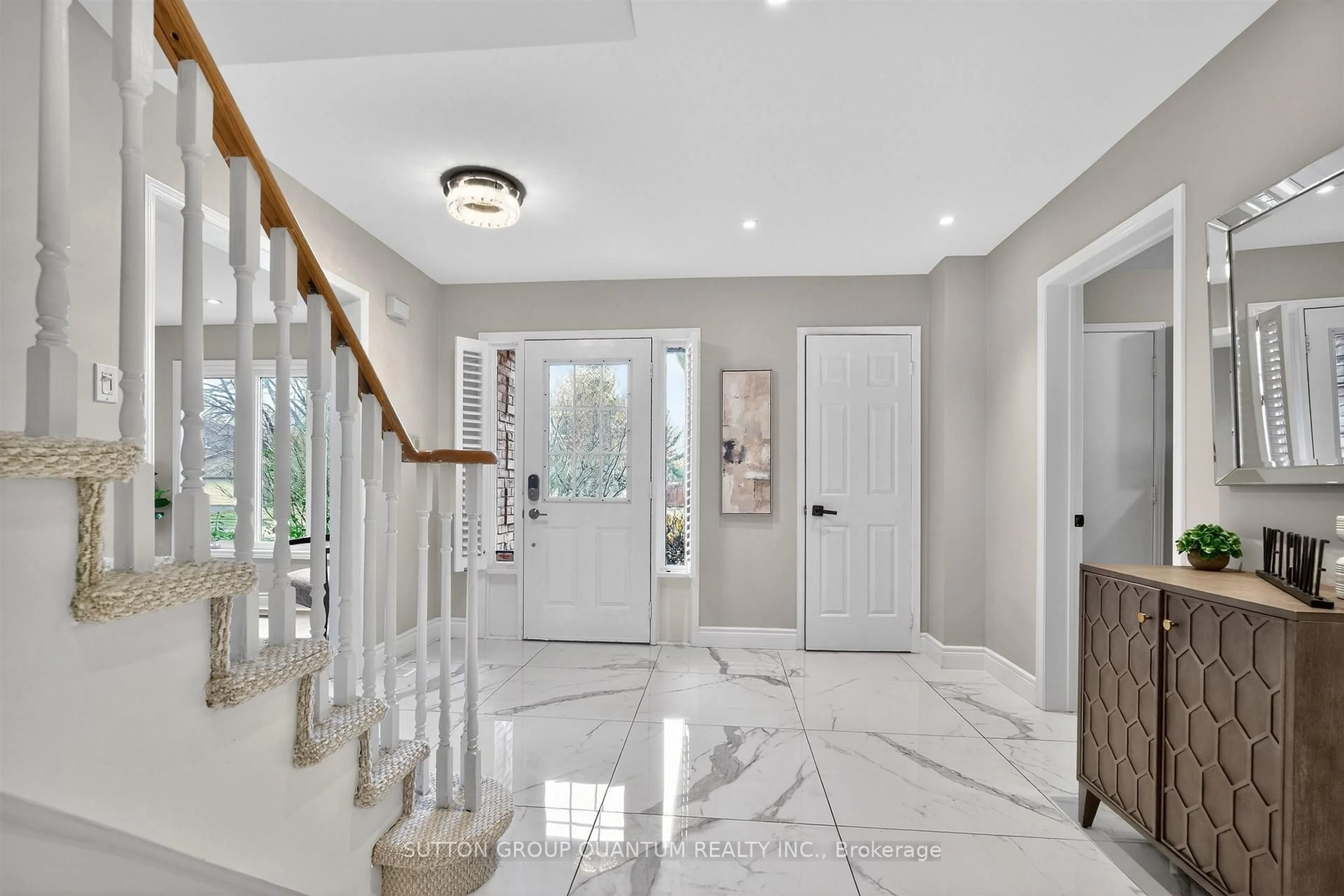 Indoor entryway for 314 Leacock Ave, Oakville Ontario L6H 5J1
