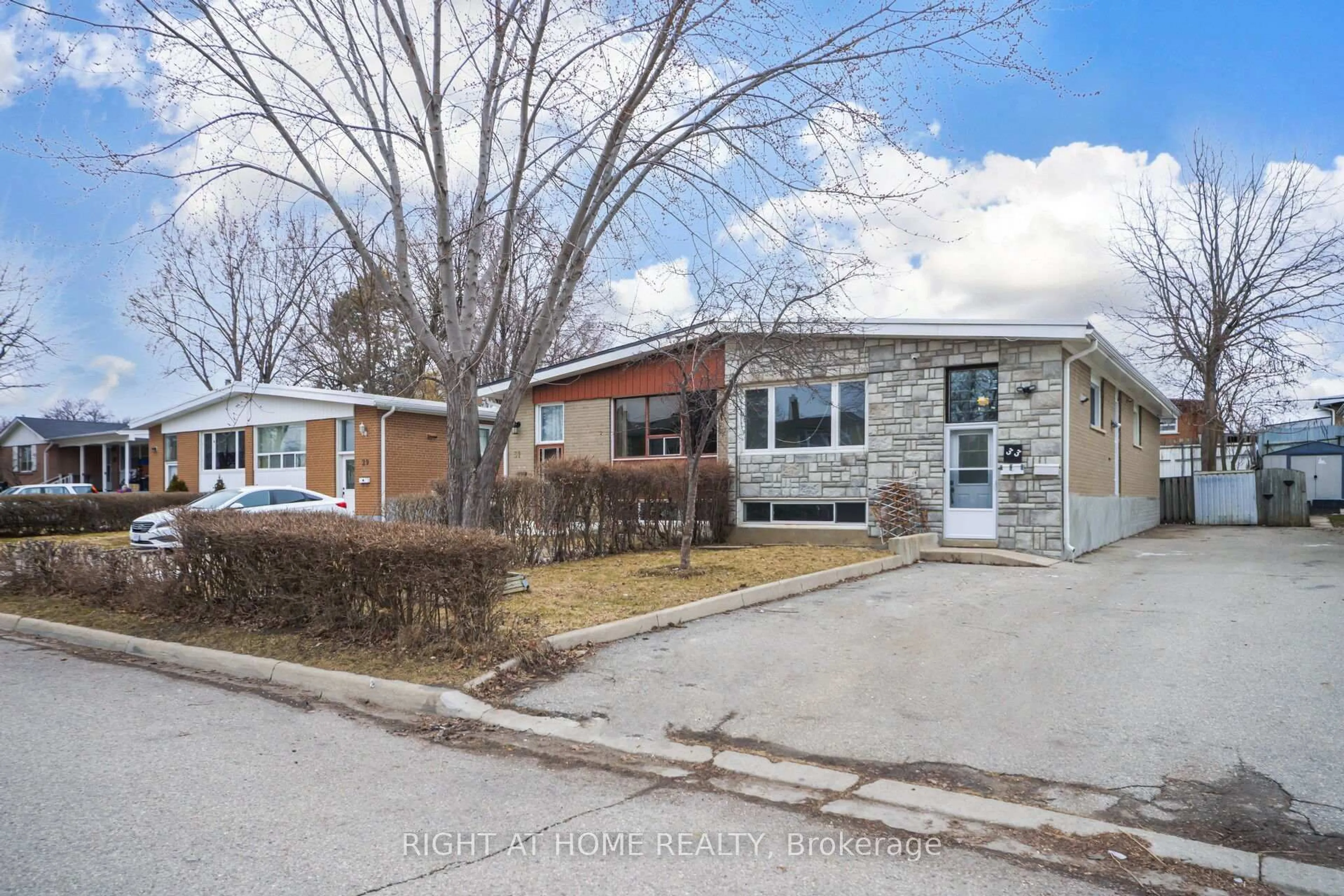 Unknown for 33 Stanley Crt, Brampton Ontario L6Y 2B1