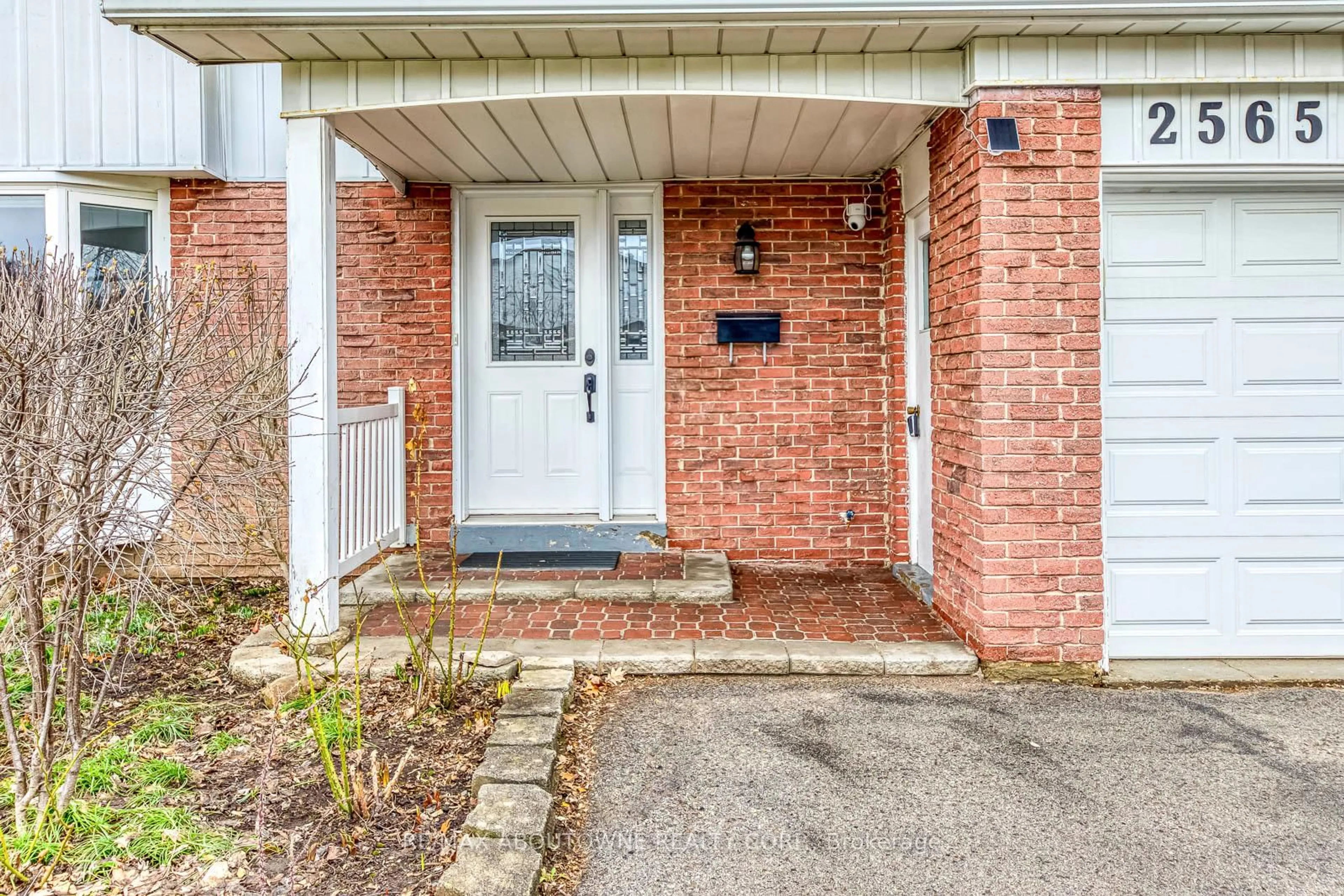 Indoor entryway for 2565 Windjammer Rd, Mississauga Ontario L5L 1H7