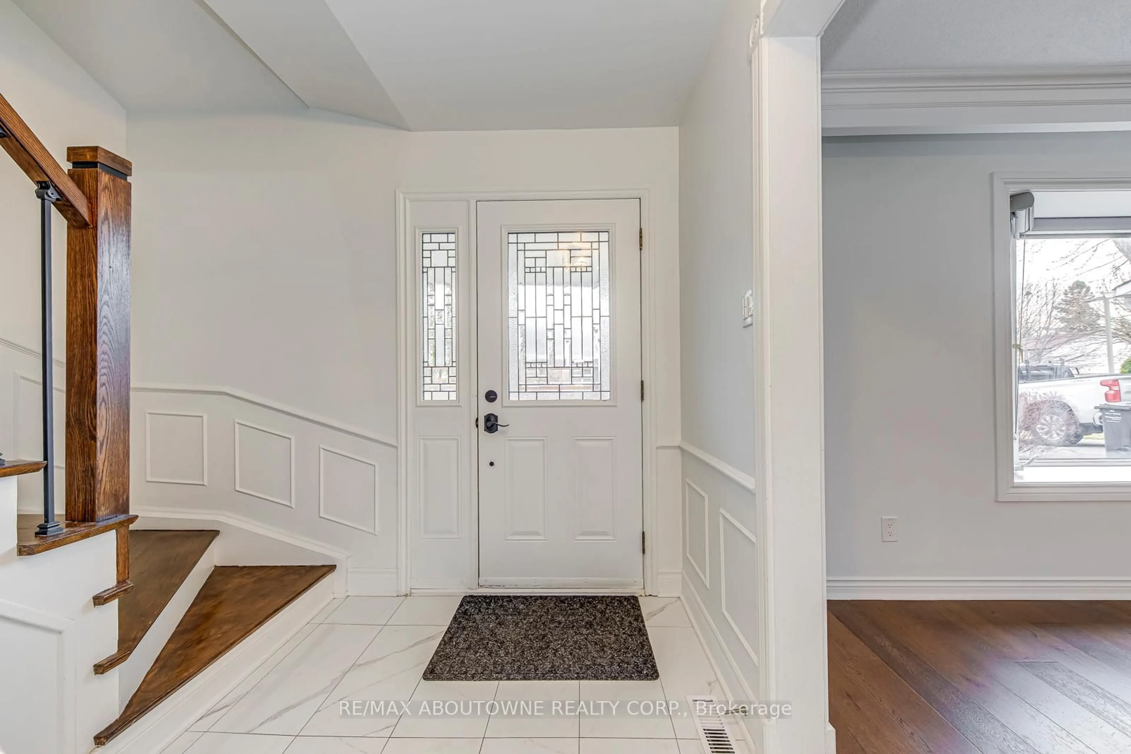 Indoor entryway for 2565 Windjammer Rd, Mississauga Ontario L5L 1H7