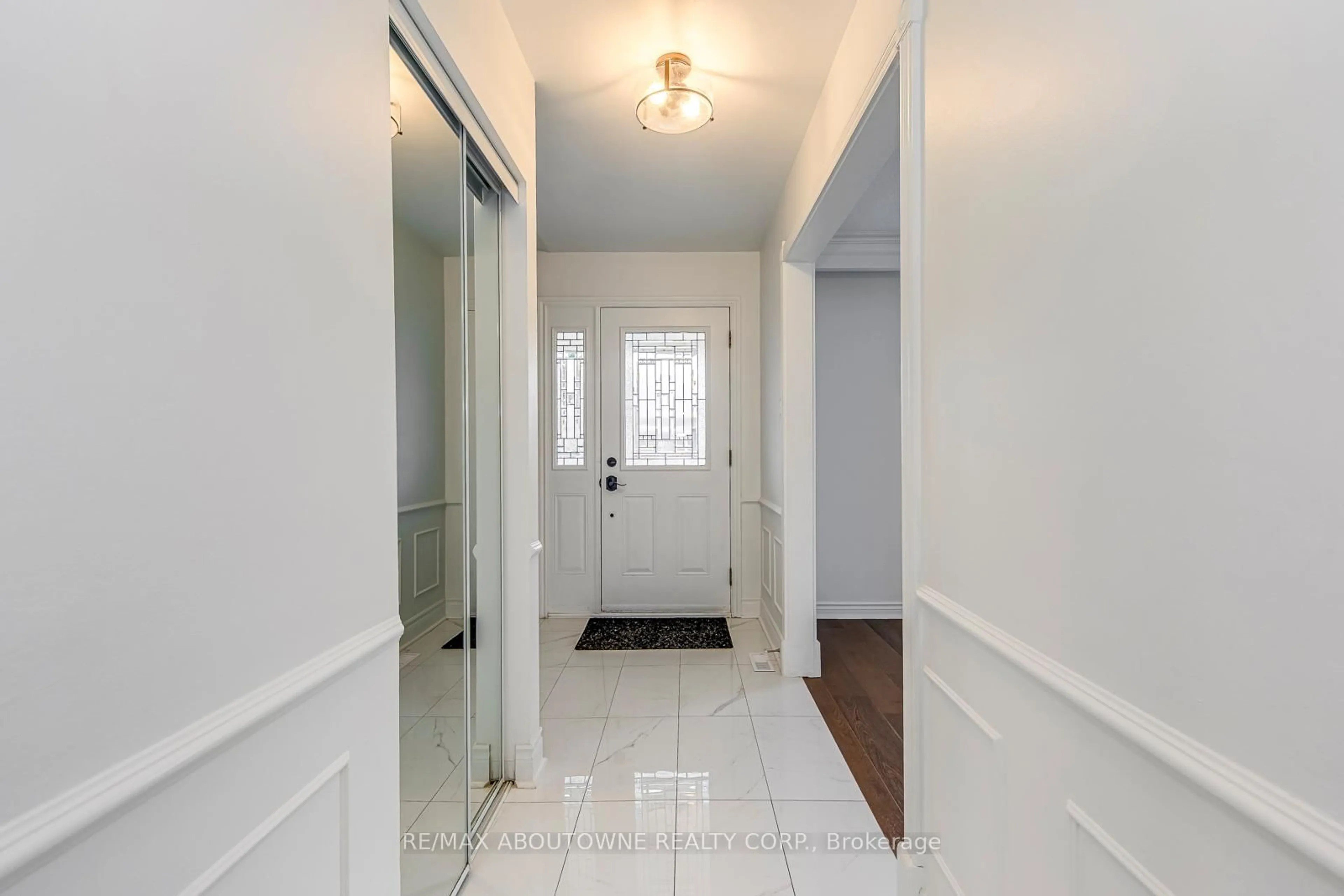 Indoor entryway for 2565 Windjammer Rd, Mississauga Ontario L5L 1H7