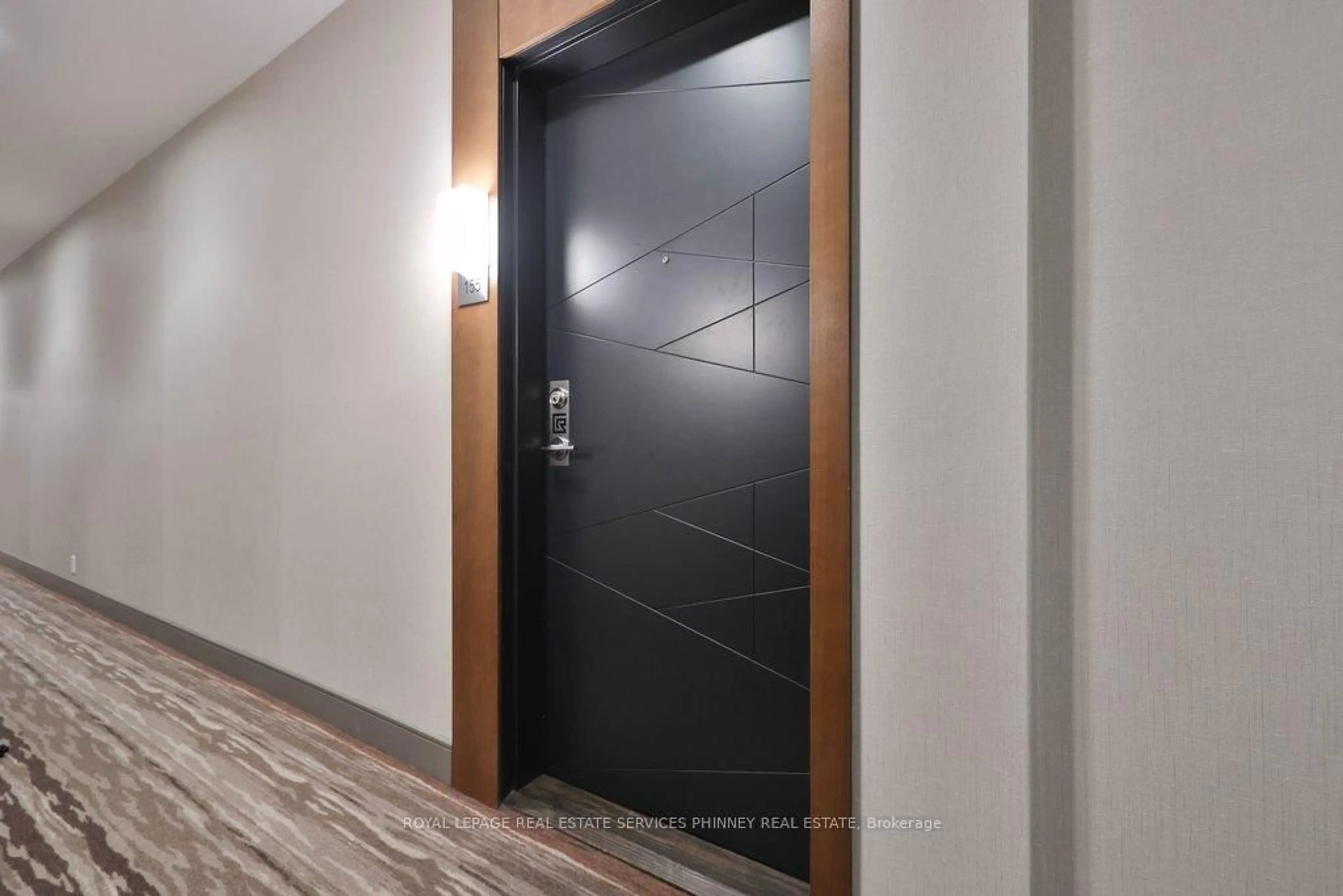 Indoor foyer for 1575 Lakeshore Rd #155, Mississauga Ontario L5J 0B1