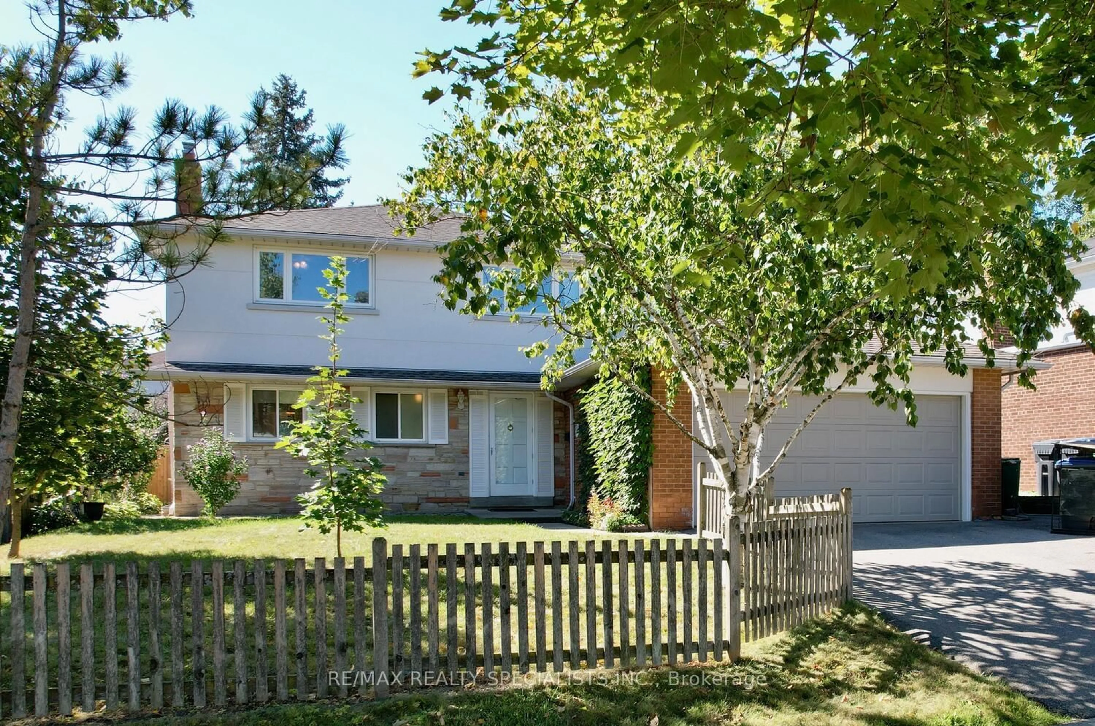 A pic from outside/outdoor area/front of a property/back of a property/a pic from drone, street for 2312 Homelands Dr, Mississauga Ontario L5K 1G6