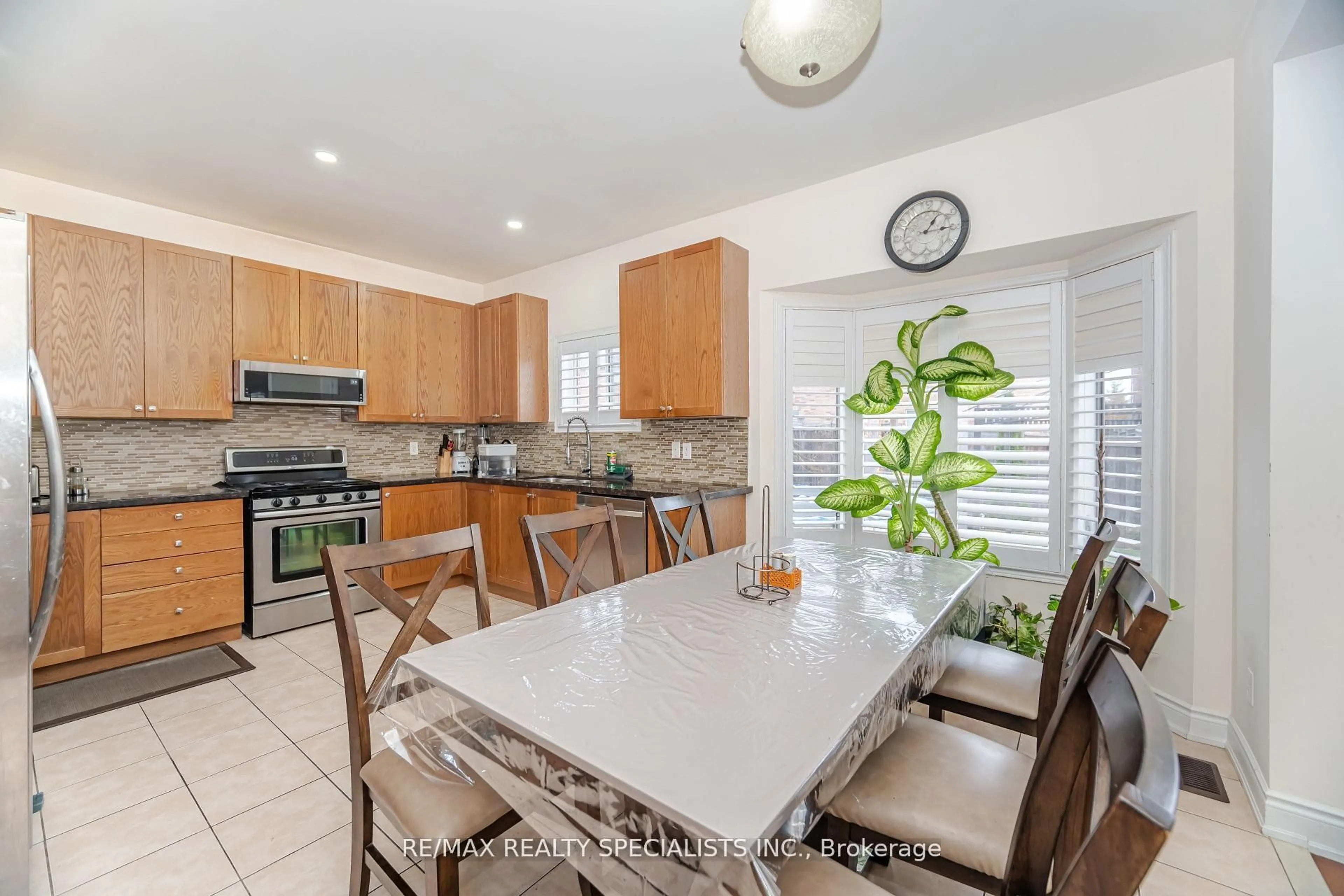 Open concept kitchen, ceramic/tile floor for 23 Personna Circ, Brampton Ontario L6X 0P1