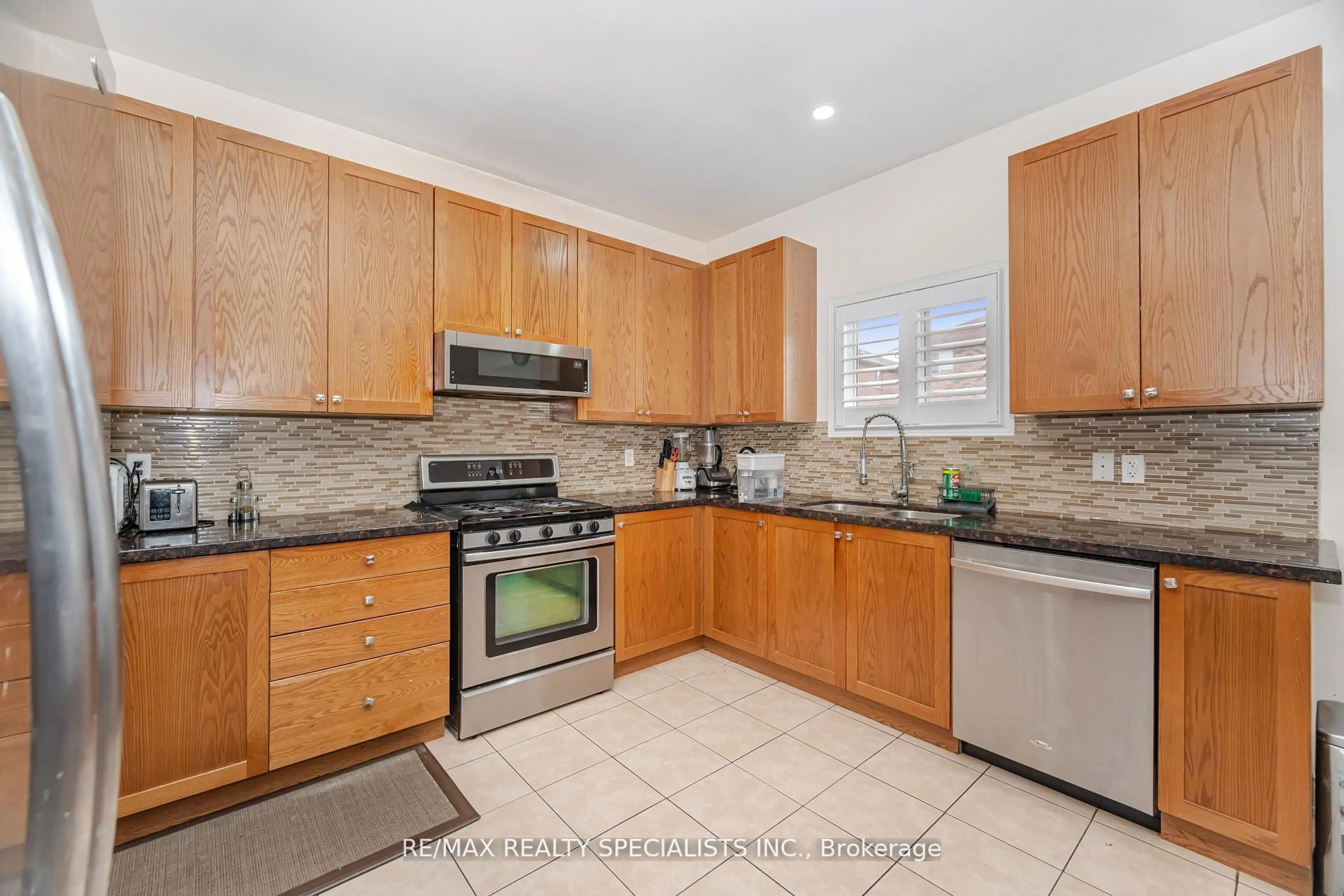 Standard kitchen, ceramic/tile floor for 23 Personna Circ, Brampton Ontario L6X 0P1