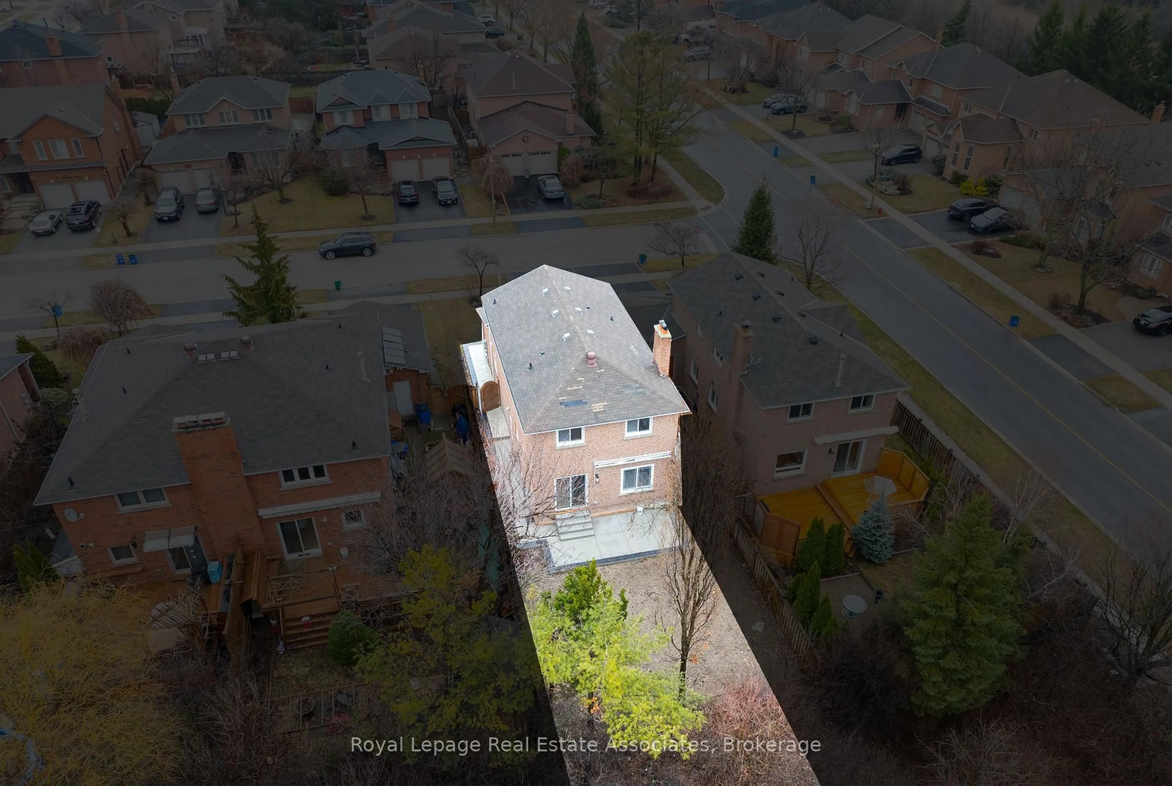 A pic from outside/outdoor area/front of a property/back of a property/a pic from drone, city buildings view from balcony for 191 Genesee Dr, Oakville Ontario L6H 5Y7