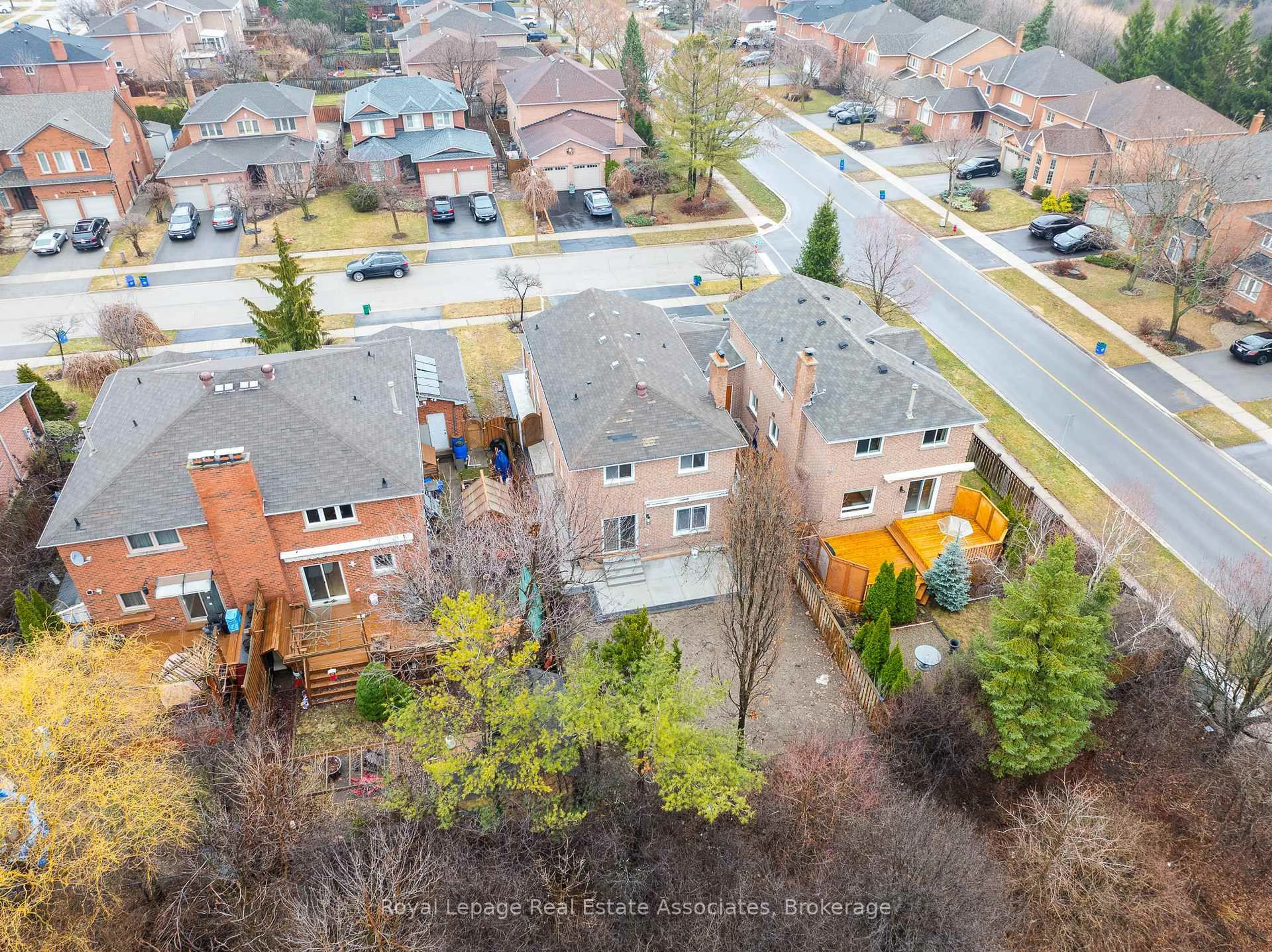 A pic from outside/outdoor area/front of a property/back of a property/a pic from drone, city buildings view from balcony for 191 Genesee Dr, Oakville Ontario L6H 5Y7