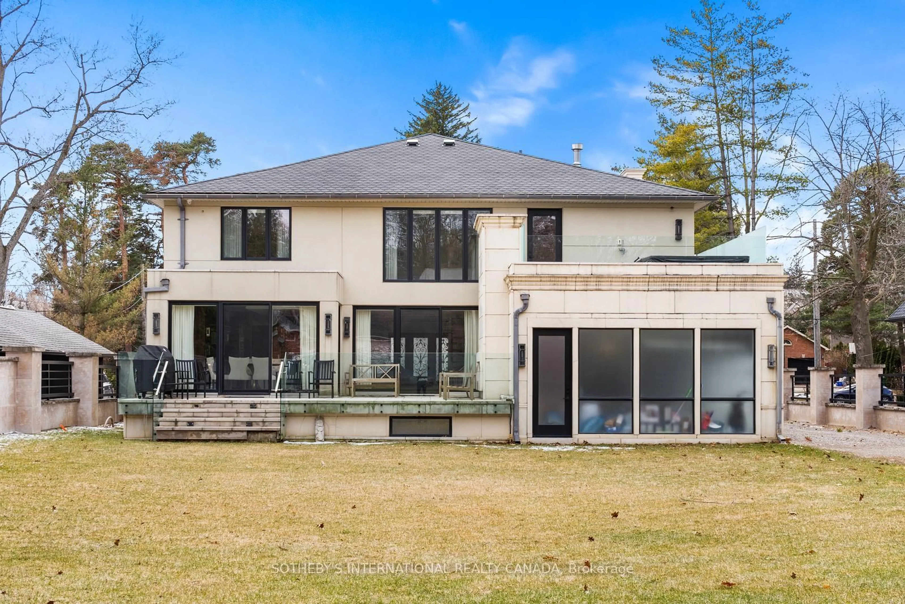 A pic from outside/outdoor area/front of a property/back of a property/a pic from drone, unknown for 1347 Queen Victoria Ave, Mississauga Ontario L5N 3N2