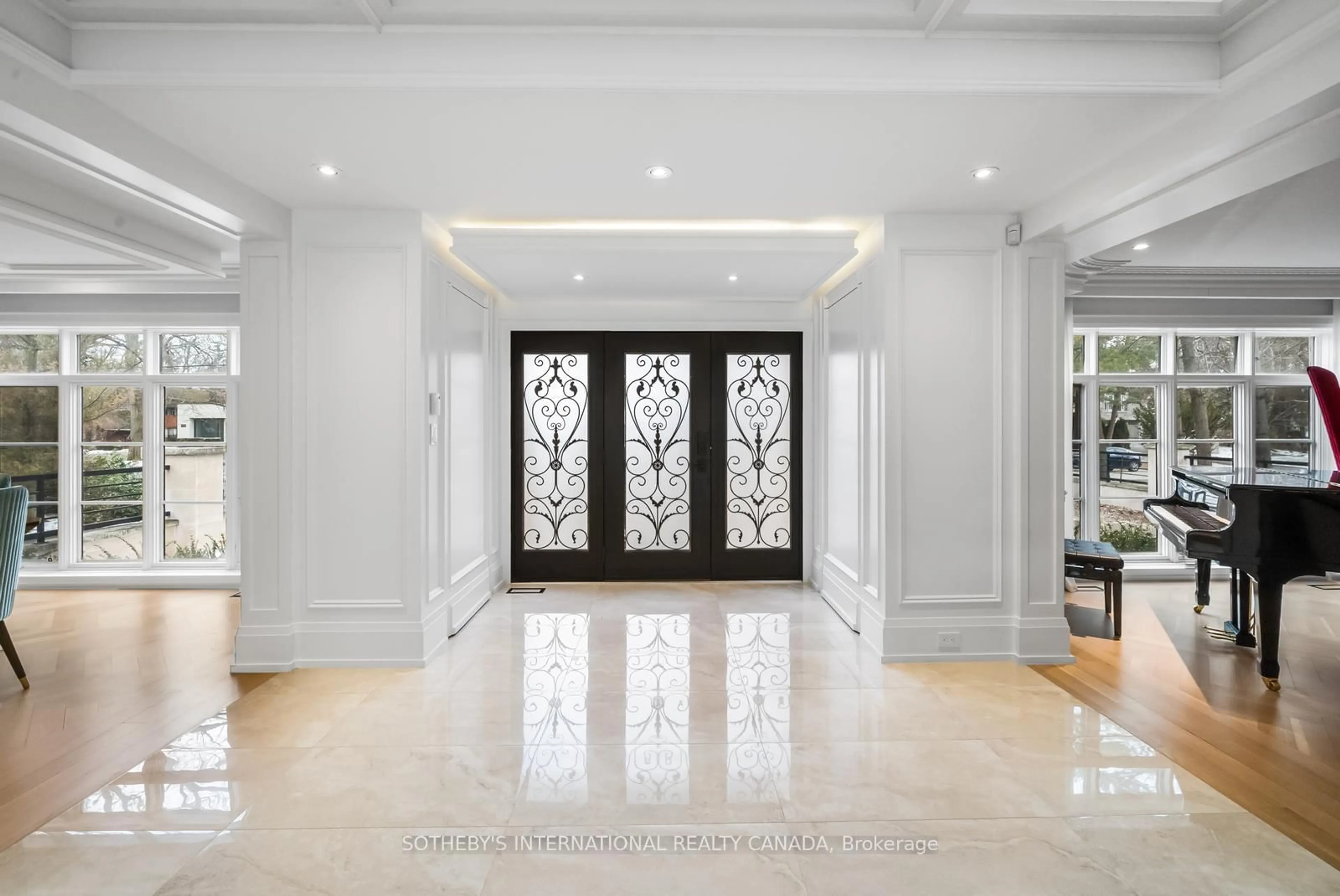 Indoor entryway for 1347 Queen Victoria Ave, Mississauga Ontario L5N 3N2