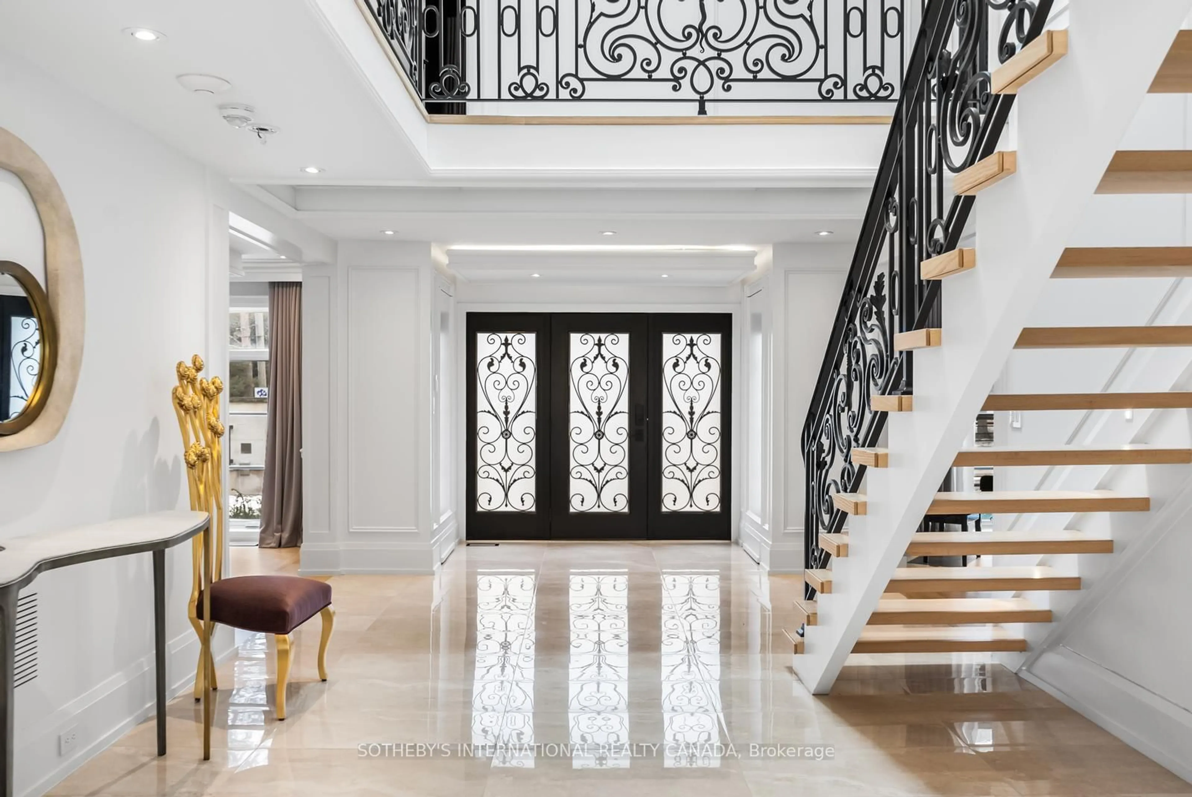 Indoor foyer for 1347 Queen Victoria Ave, Mississauga Ontario L5N 3N2