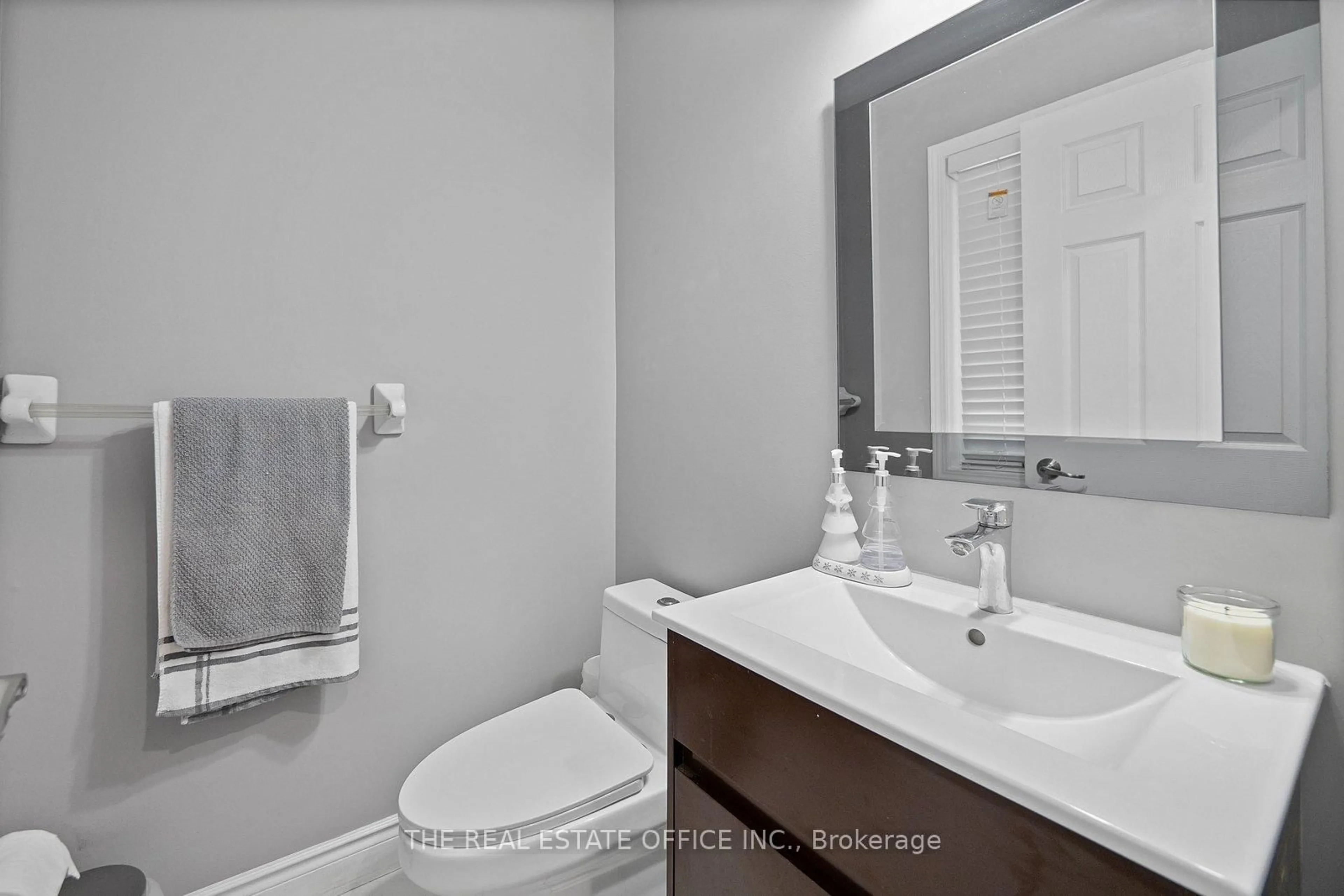 Standard bathroom, ceramic/tile floor for 344 Prosser Circ, Milton Ontario L9T 0P5