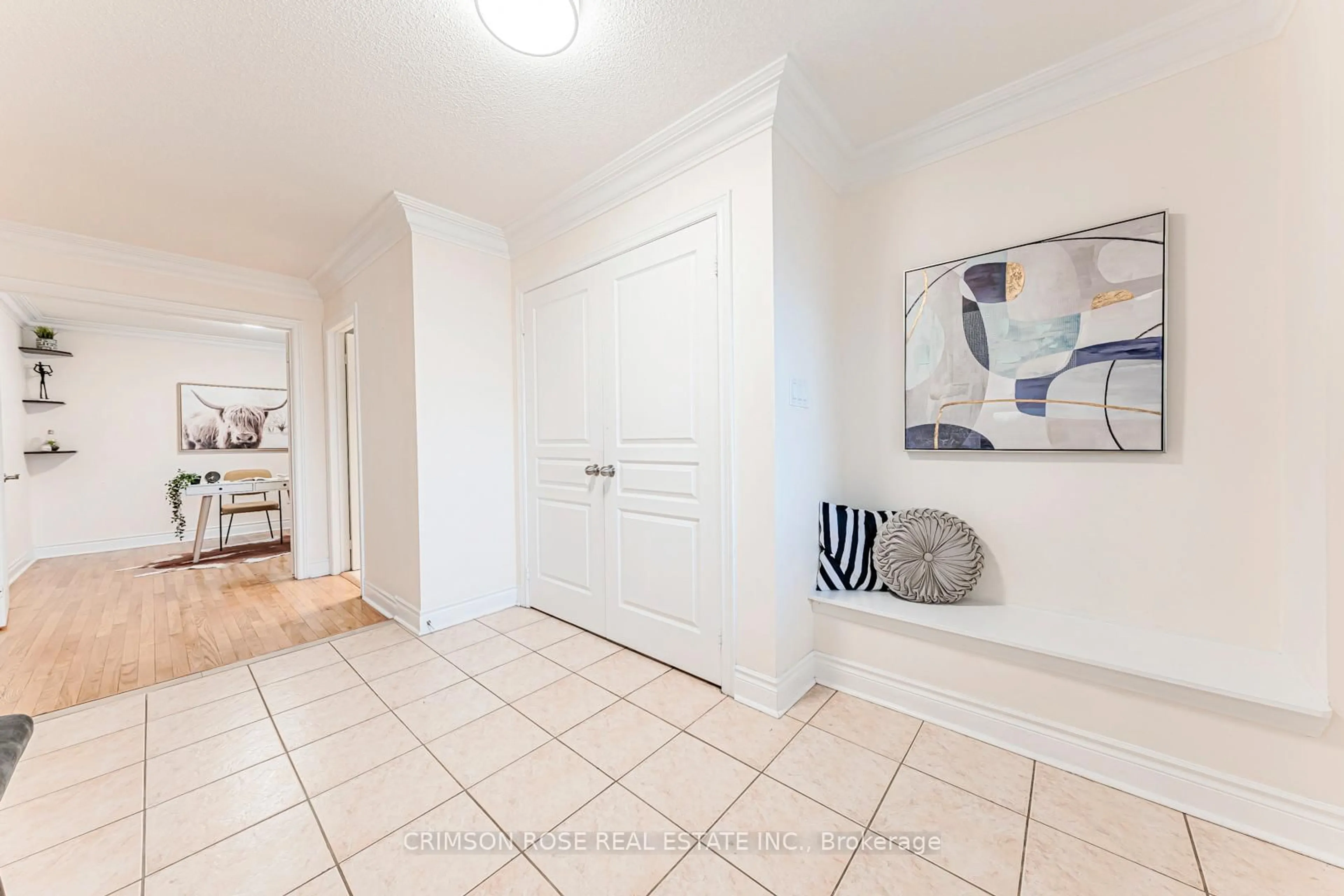 Indoor entryway for 489 Ravineview Way, Oakville Ontario L6H 6T1