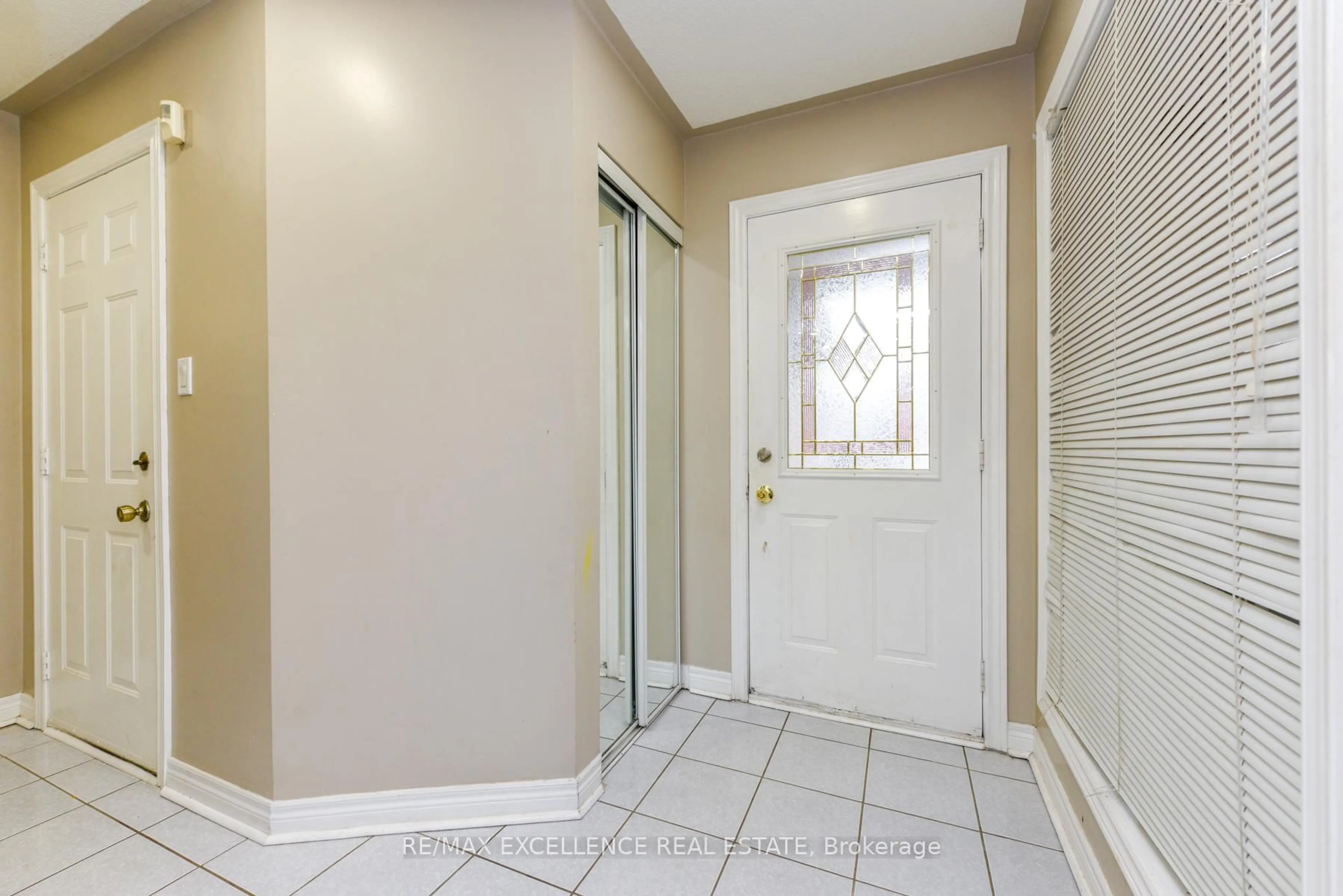 Indoor entryway for 33 Wildberry Cres, Brampton Ontario L6R 1K1