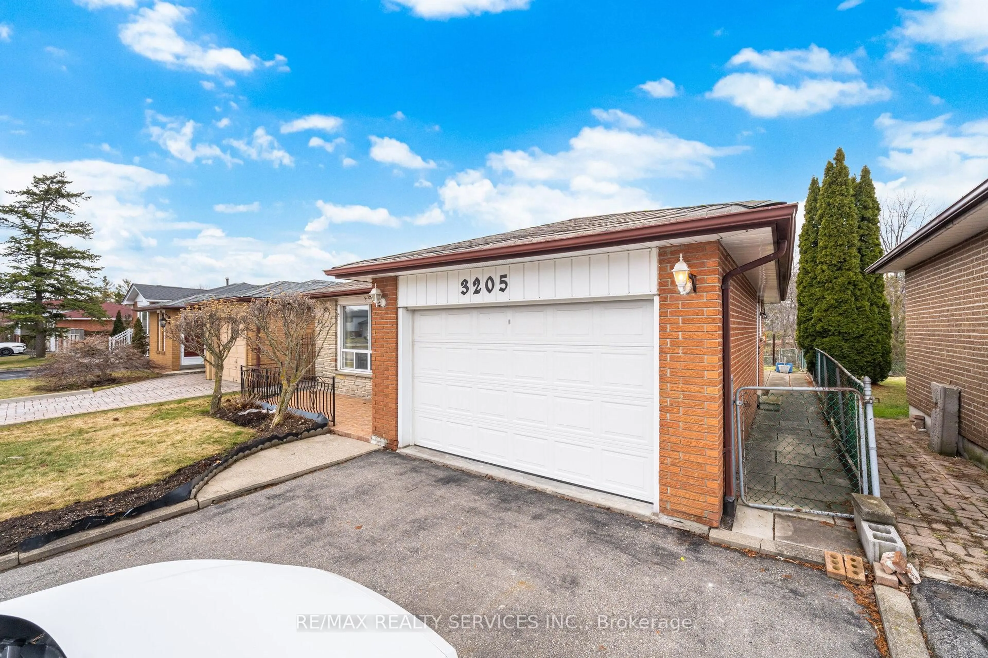 A pic from outside/outdoor area/front of a property/back of a property/a pic from drone, street for 3205 Monica Dr, Mississauga Ontario L4T 3E6