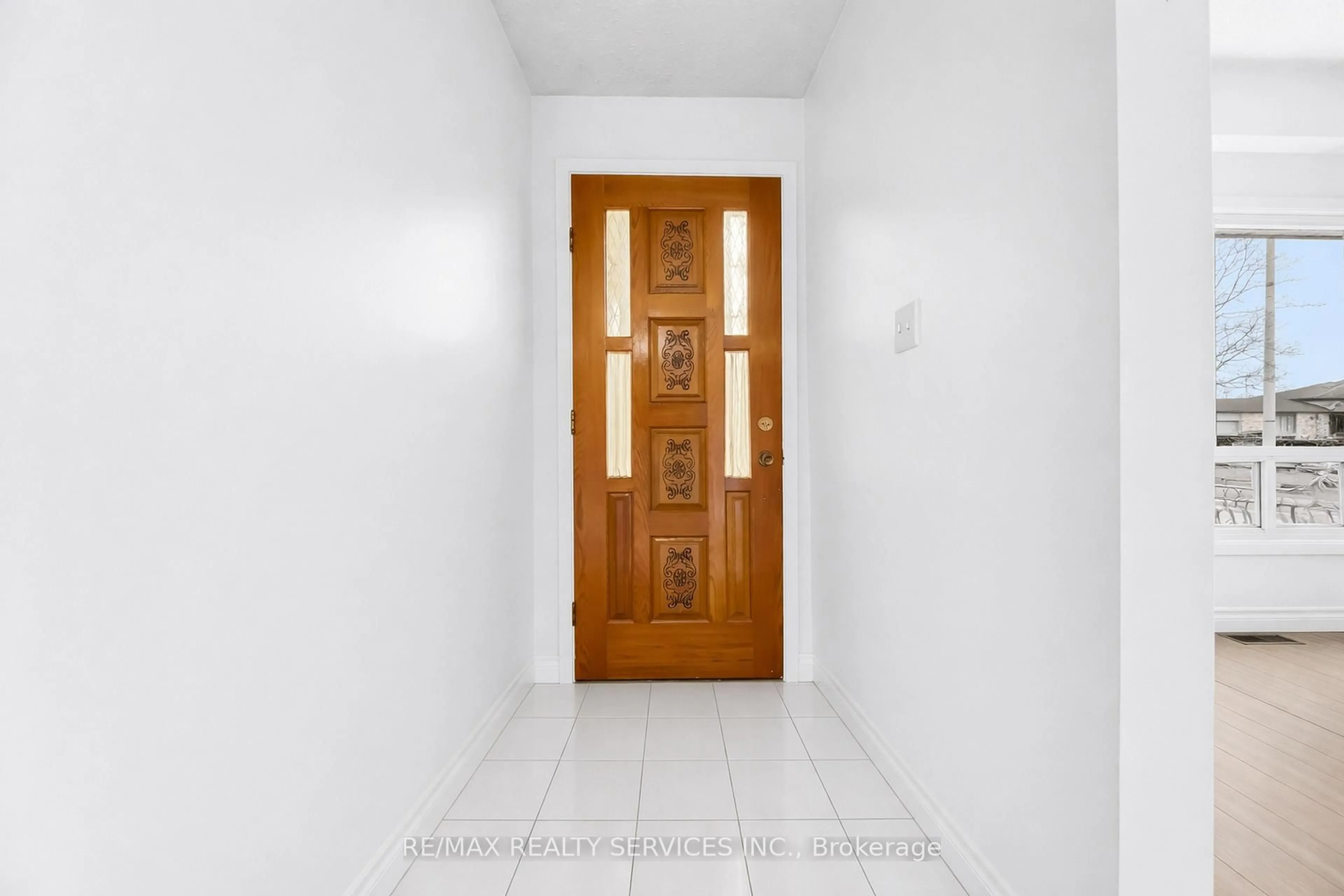 Indoor foyer for 3205 Monica Dr, Mississauga Ontario L4T 3E6