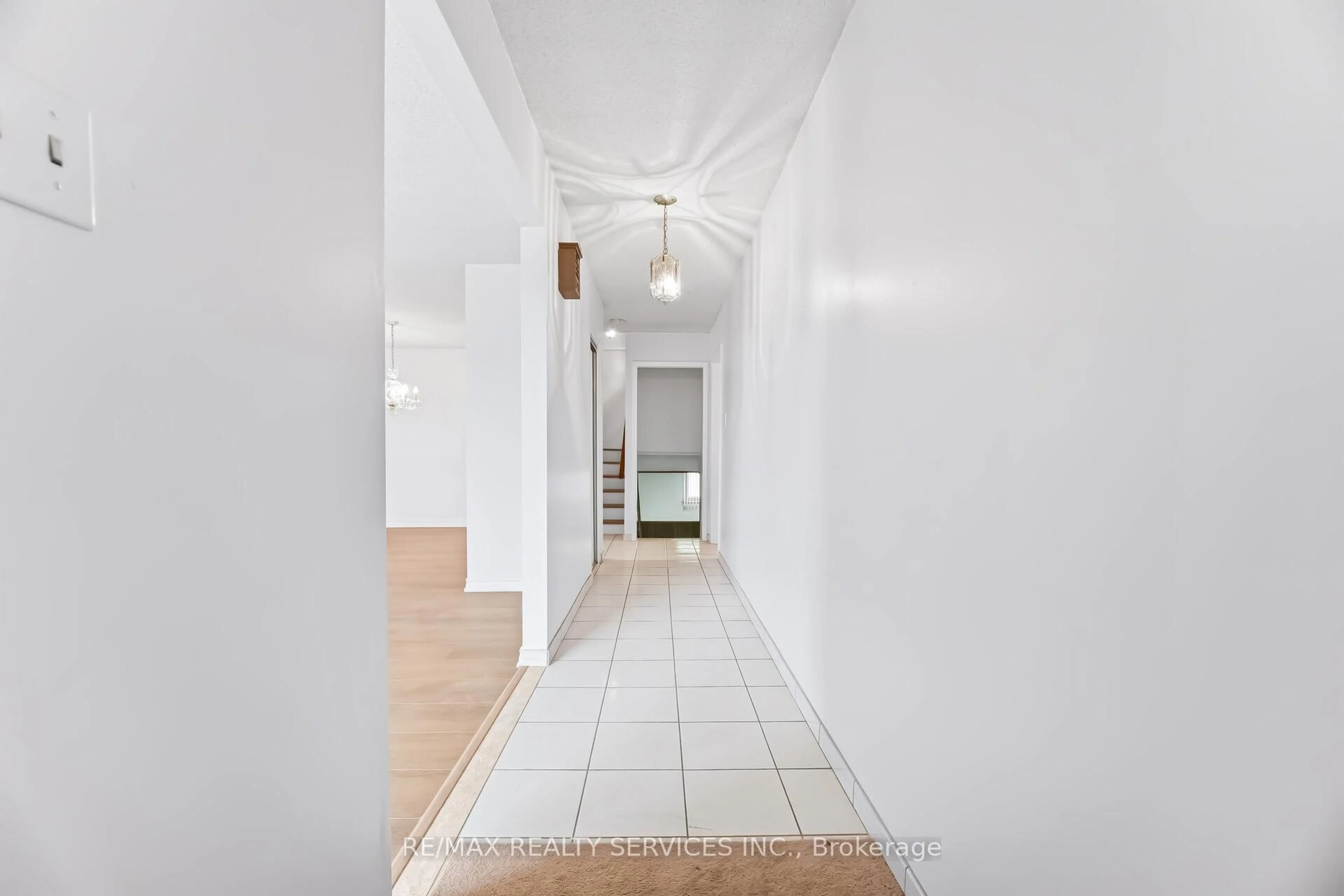 Indoor foyer for 3205 Monica Dr, Mississauga Ontario L4T 3E6