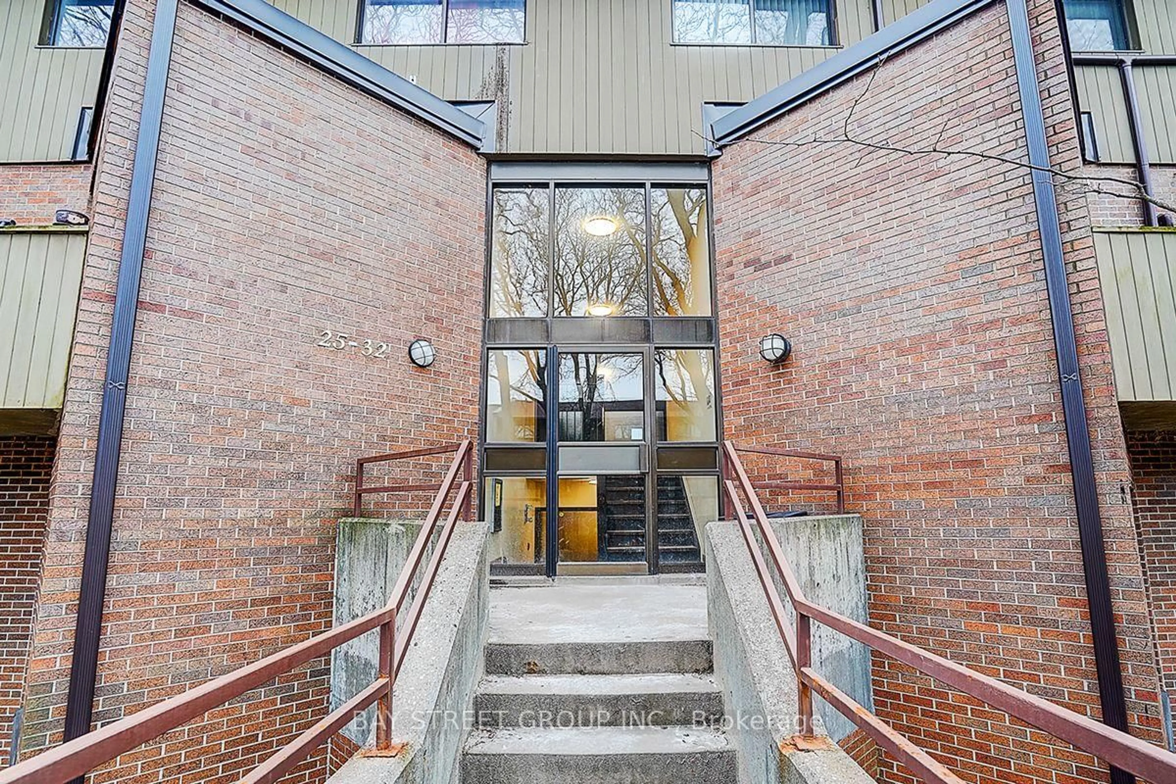 Indoor foyer for 2035 South Millway Dr #32, Mississauga Ontario L5L 1R7