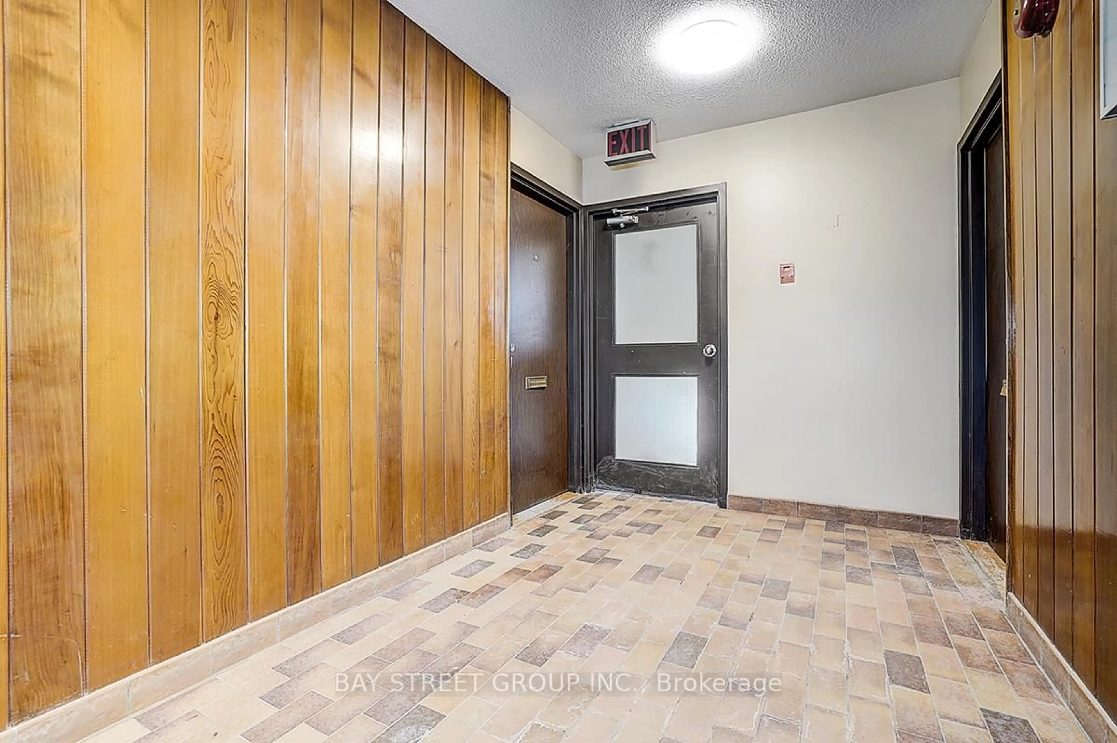 Indoor foyer for 2035 South Millway Dr #32, Mississauga Ontario L5L 1R7