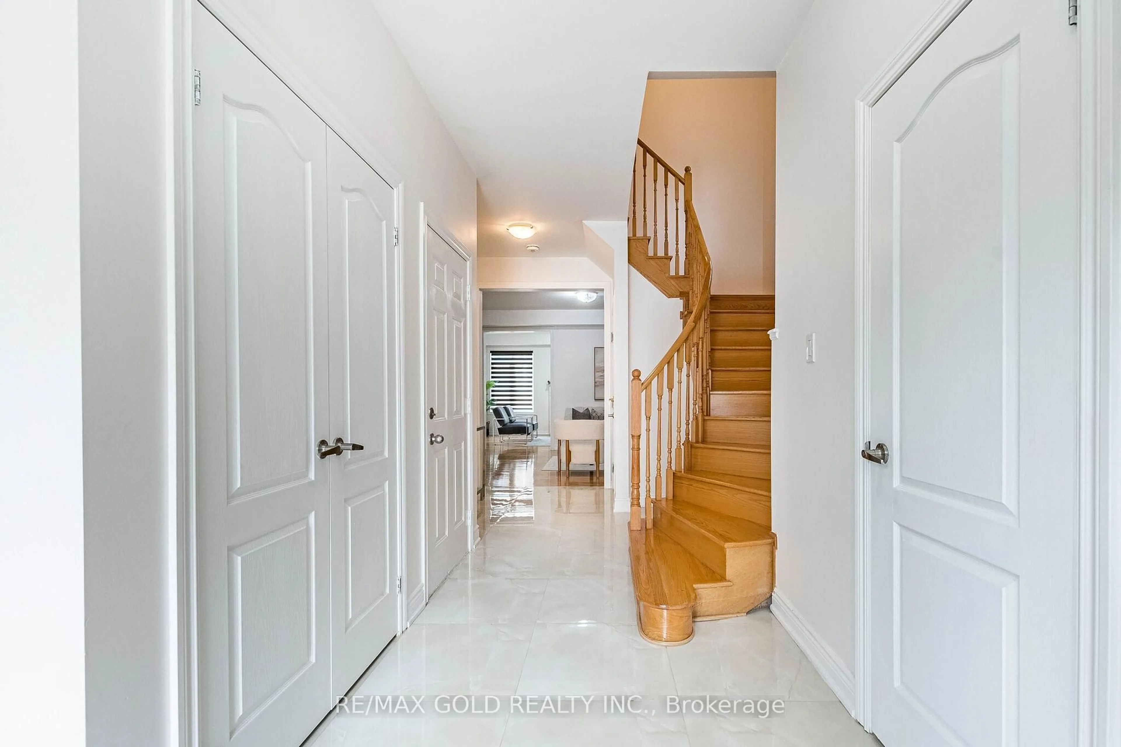 Indoor foyer for 44 Roulette Cres, Brampton Ontario L7A 4R6