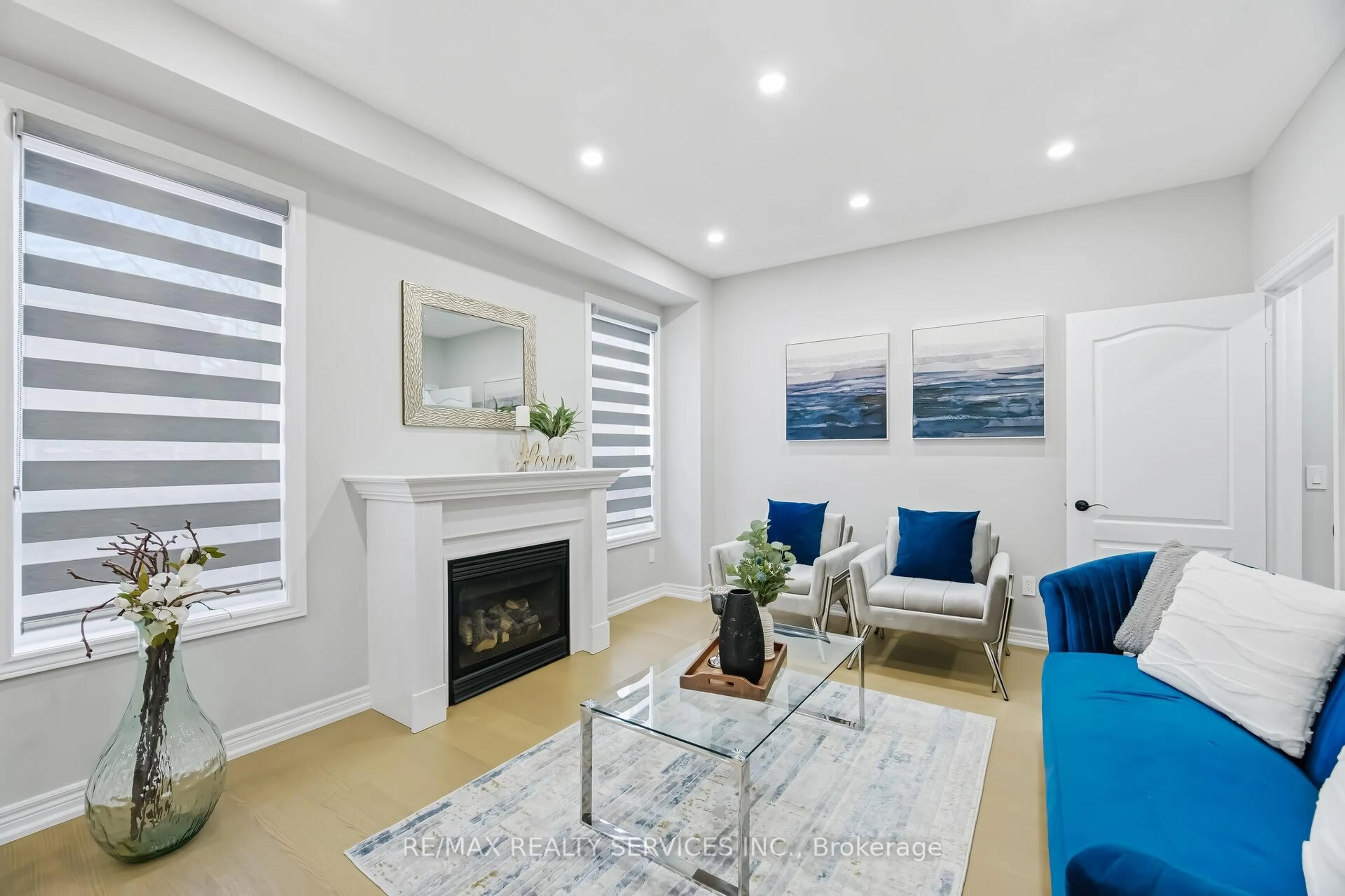 Living room with furniture, unknown for 158 Southlake Blvd, Brampton Ontario L6V 4S3