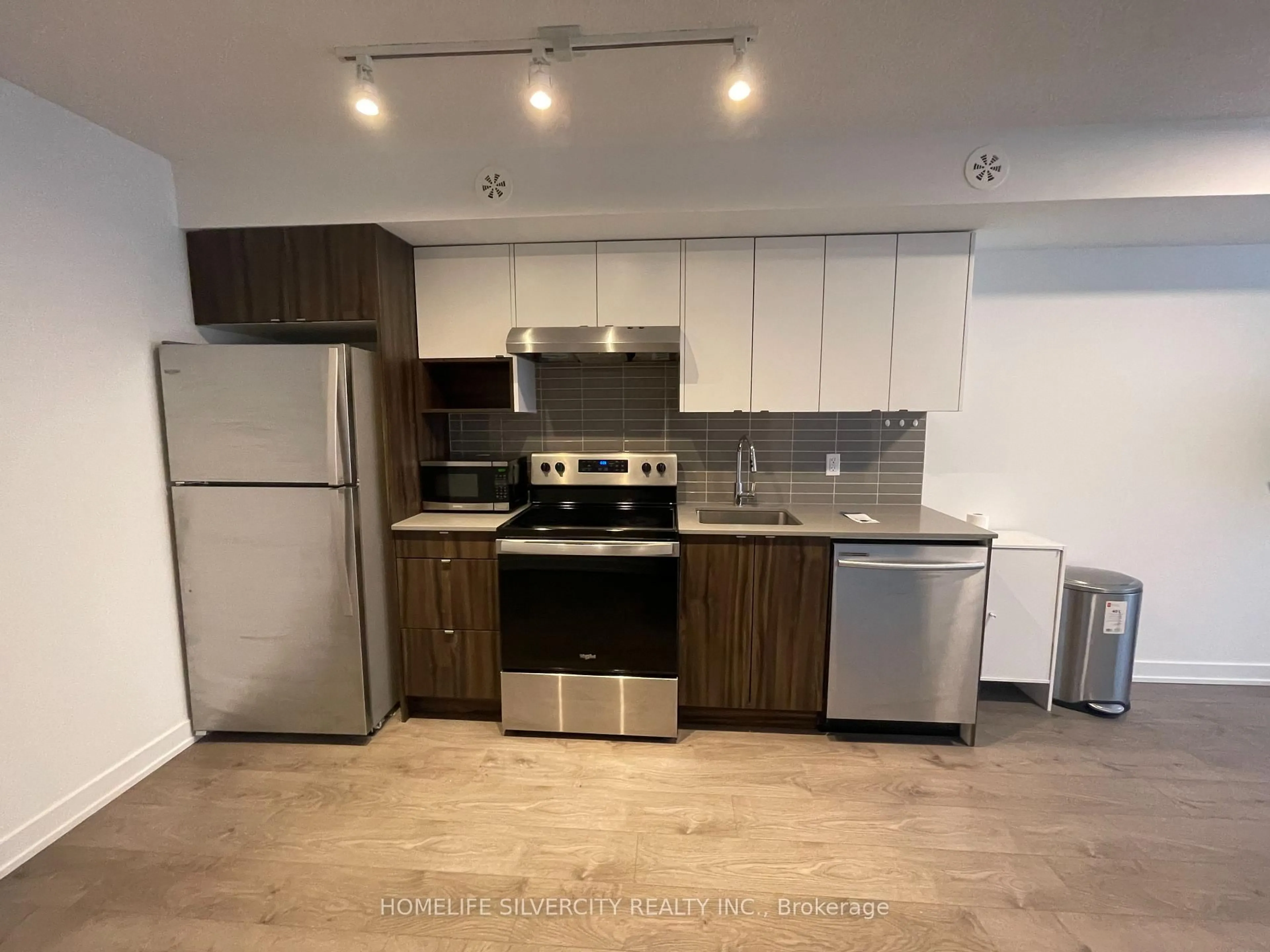 Standard kitchen, unknown for 1141 Cooke Blvd #403, Burlington Ontario L7T 0C3