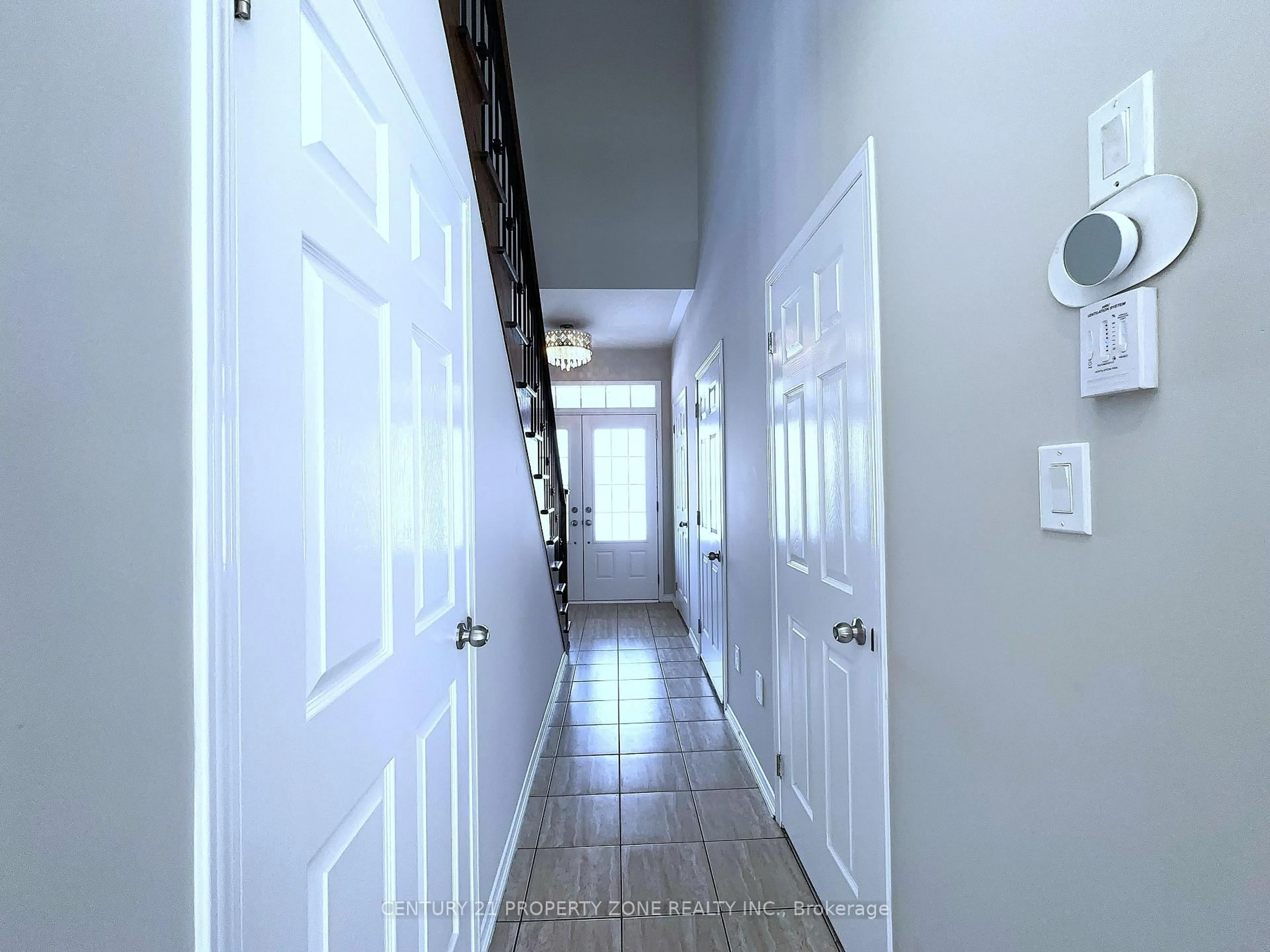 Indoor entryway for 8 Loftsmoor Dr, Brampton Ontario L6R 0W2