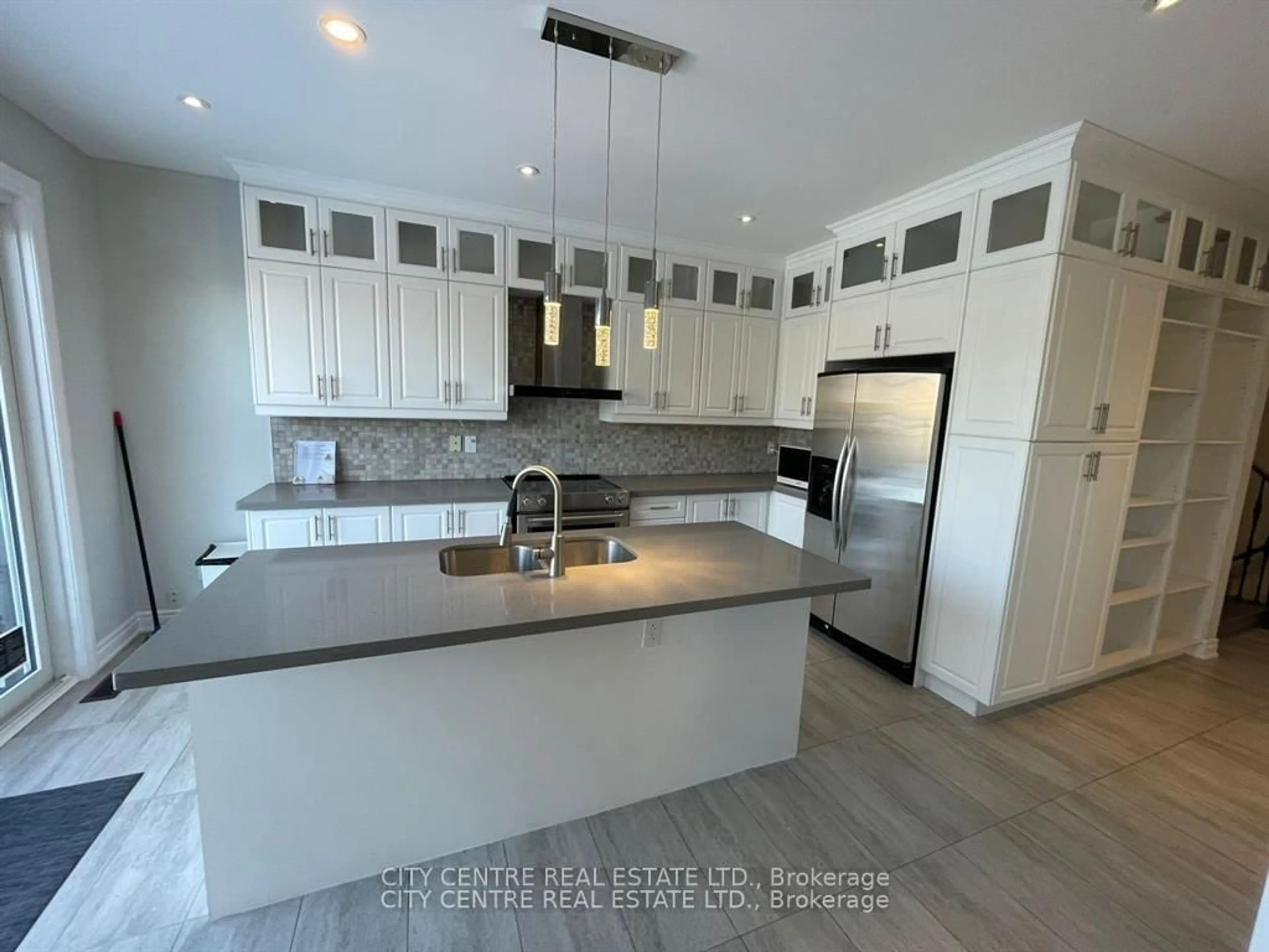 Open concept kitchen, ceramic/tile floor for 4777 Glasshill Grve, Mississauga Ontario L5M 7R6