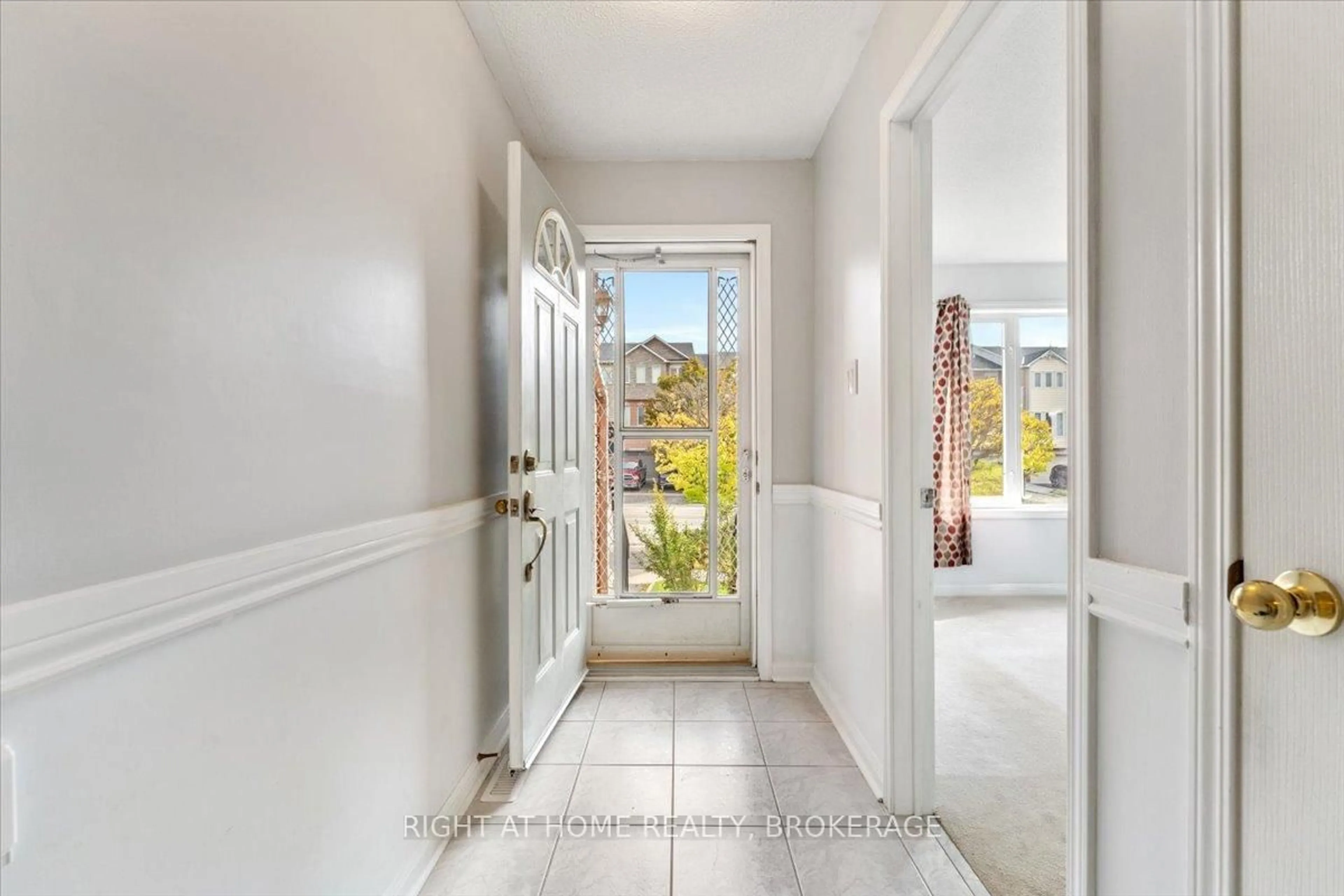 Indoor entryway for 33 Atwood Ave, Halton Hills Ontario L7G 5Z9