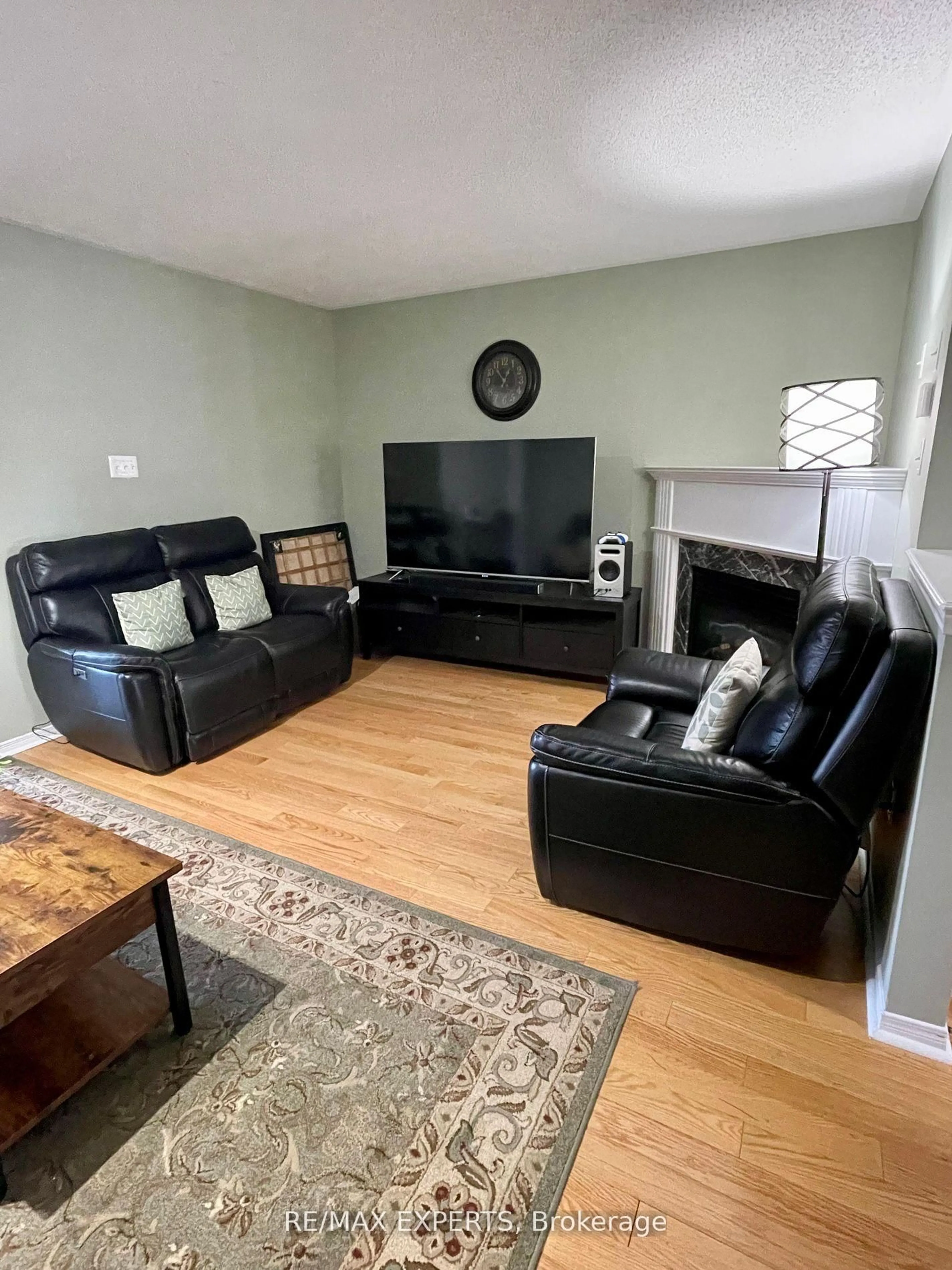 Living room with furniture, unknown for 3769 Nightstar Dr, Mississauga Ontario L5M 8A5