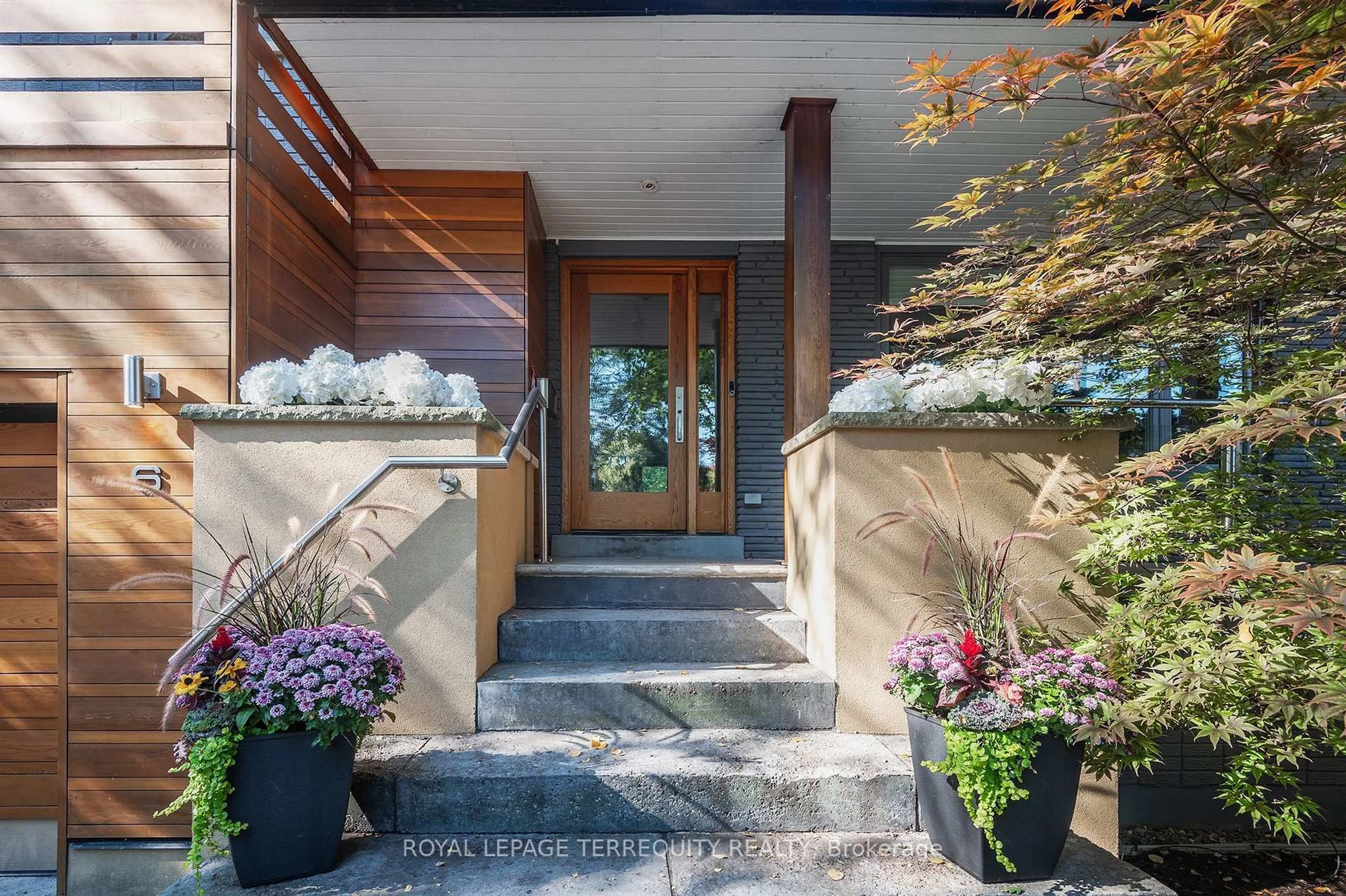 Indoor entryway for 6 Earlington Ave, Toronto Ontario M8X 2N5